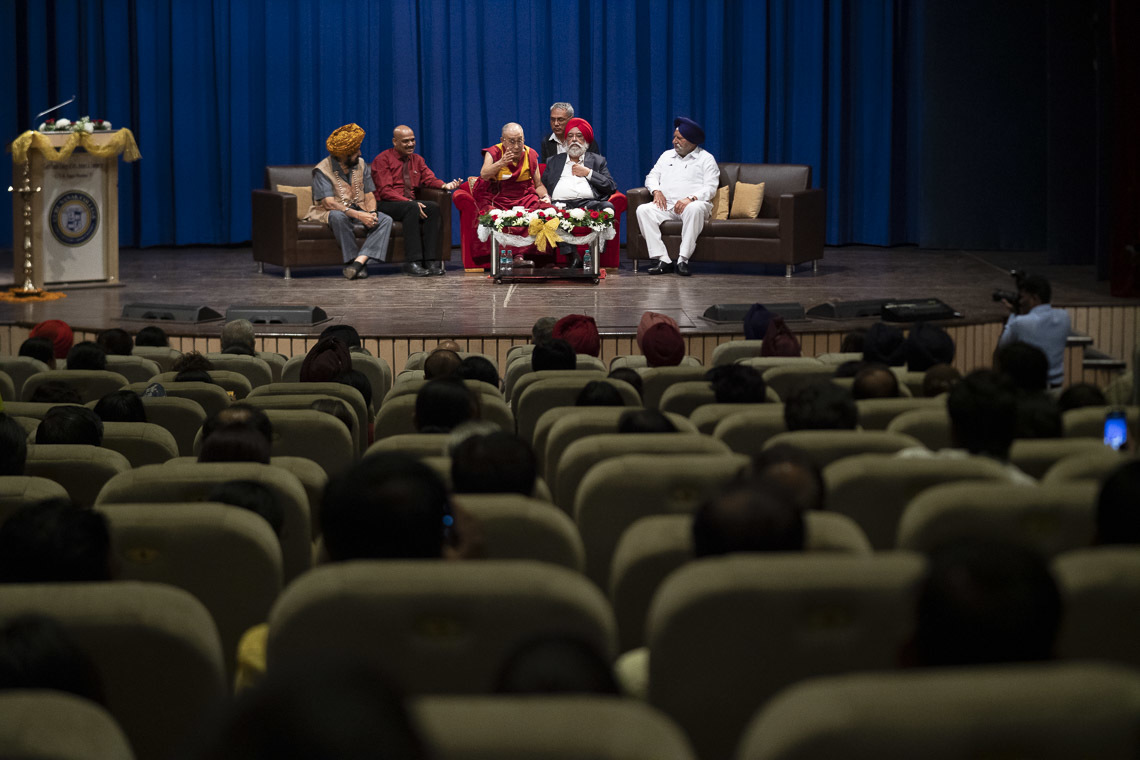 Дээрхийн Гэгээнтэн Далай Ламын илтгэл явагдаж буй байдал. Энэтхэг, Мумбай, 2018.12.13. Гэрэл зургийг Лувсан Цэрин
