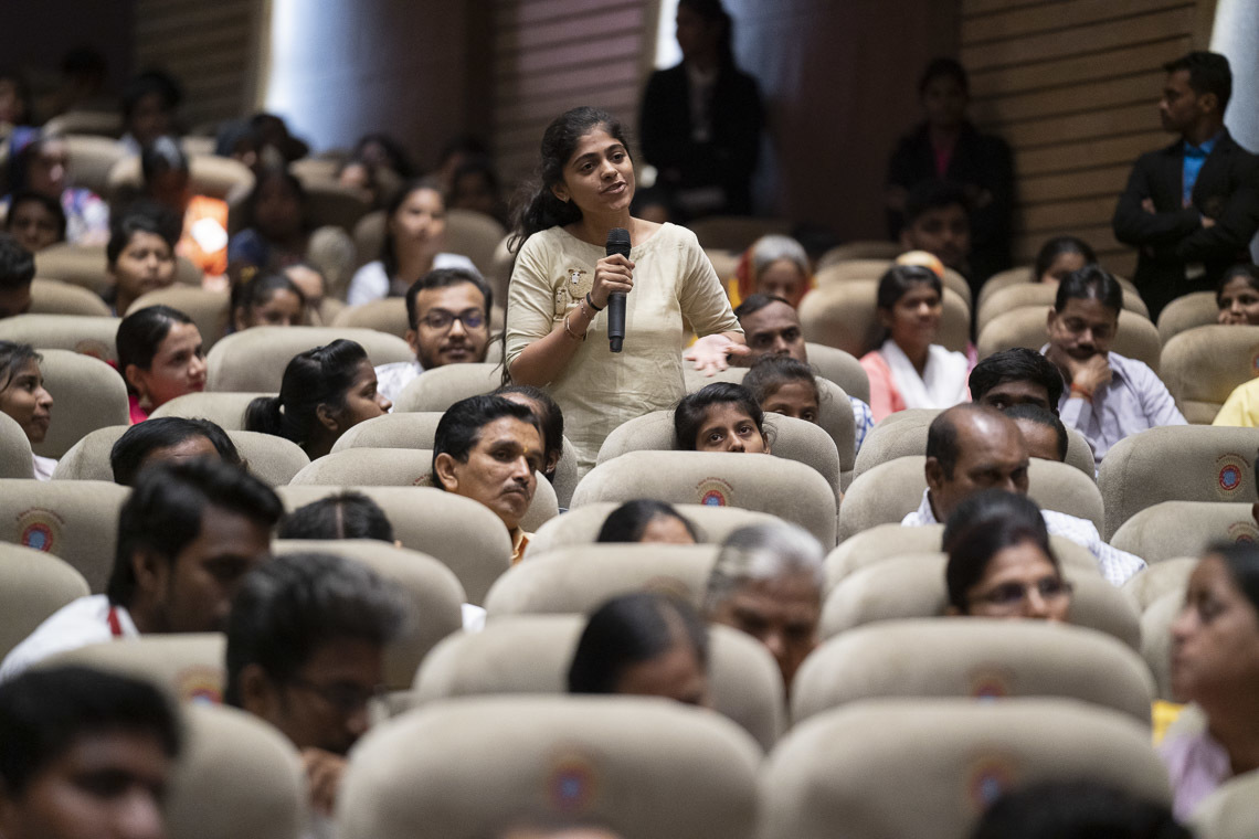 Дээрхийн Гэгээнтэн Далай Ламаас асуулт асууж байгаа эмэгтэй. Энэтхэг, Мумбай. 2018.12.13. Гэрэл зургийг Лувсан Цэрин