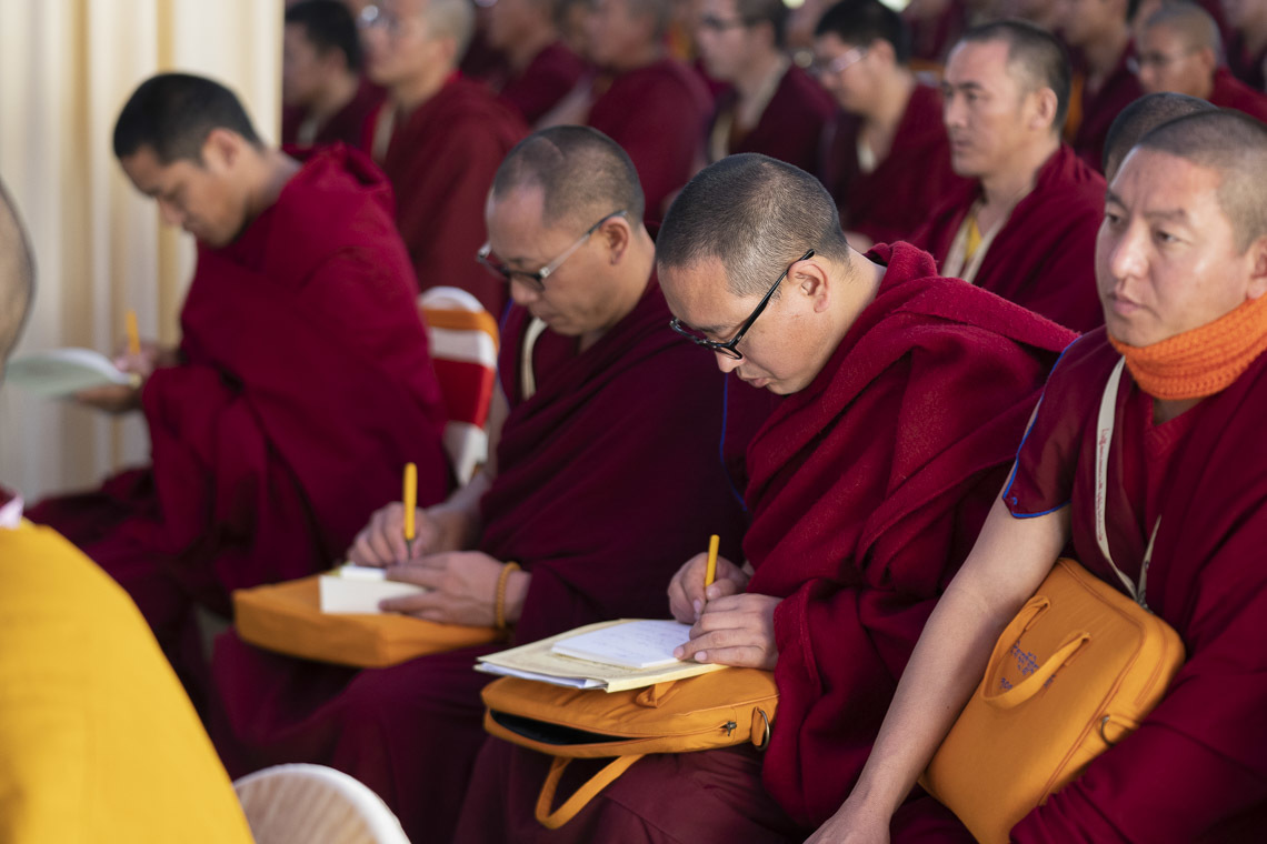 Бага хуралд оролцогсод Дээрхийн Гэгээнтэн Далай Ламын айлдварыг сонсож байгаа нь. Энэтхэг, Бихар, Бодгаяа. 2018.12.19. Гэрэл зургийг Лобсан Цэрэн