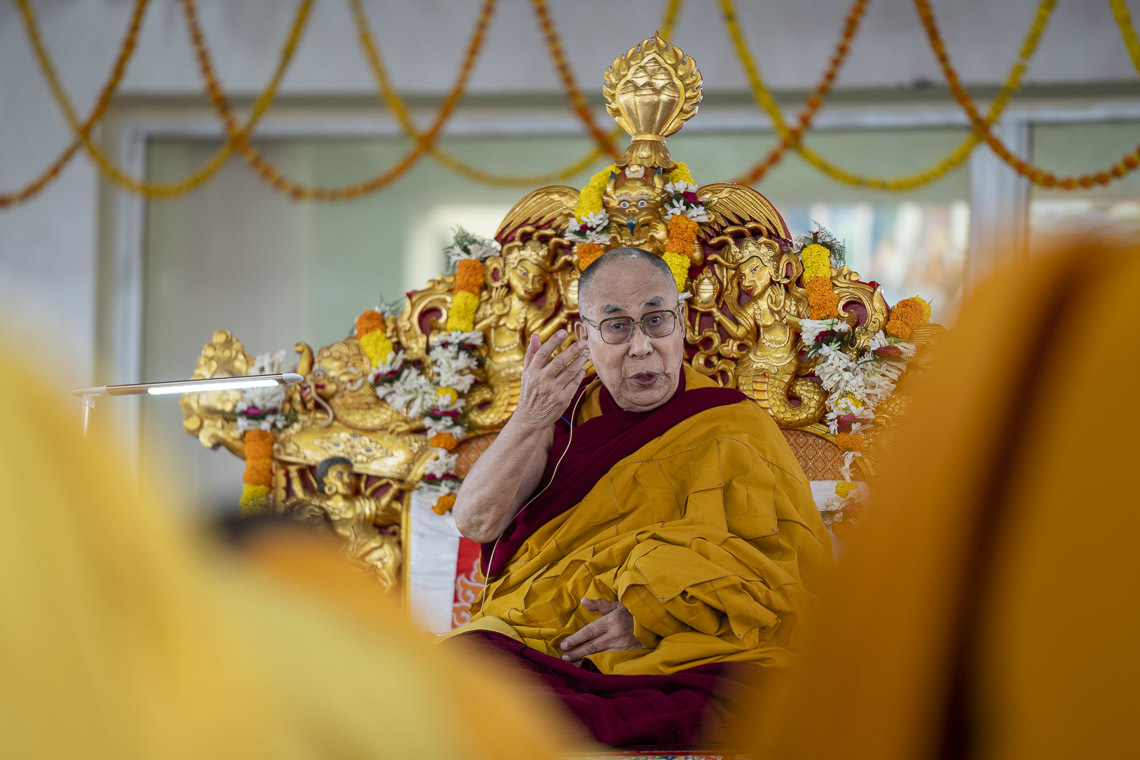 Дээрхийн Гэгээнтэн Далай Лам номын айлдварын хоёр дахь өдөр. Энэтхэг, Бихар, Бодьгаяа. 2018.12.25. Гэрэл зургийг Лувсан Цэрин.