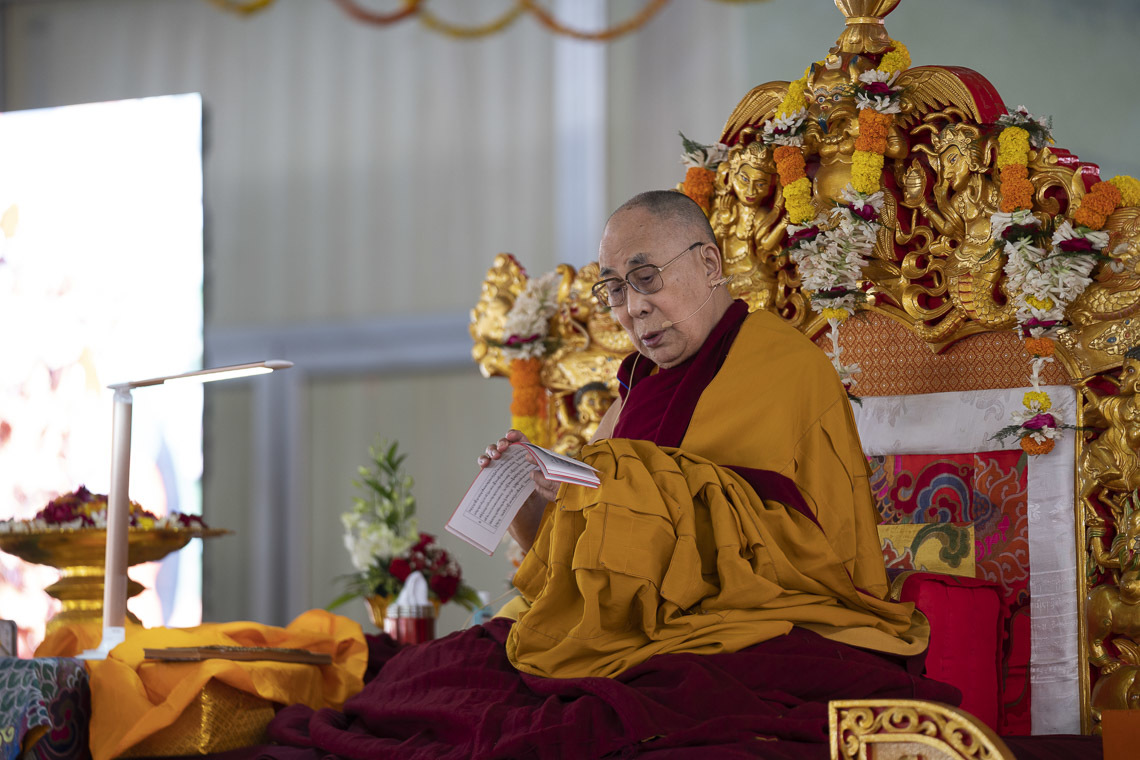 Дээрхийн Гэгээнтэн Далай Лам "Бодьсадвын 37 гарын авлага" номын айлдварын хоёр дахь өдөр. Энэтхэг, Бихар, Бодьгаяа. 2018.12.25. Гэрэл зургийг Лувсан Цэрин.