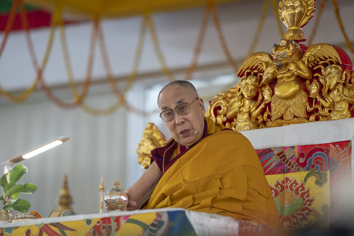 Дээрхийн Гэгээнтэн Далай Лам олон нийтэд Ямандагийн авшиг хүртээж байгаа нь. Энэтхэг, Бихар, Бодьгаяа. 2018.12.26. Гэрэл зургийг Лувсан Цэрин.