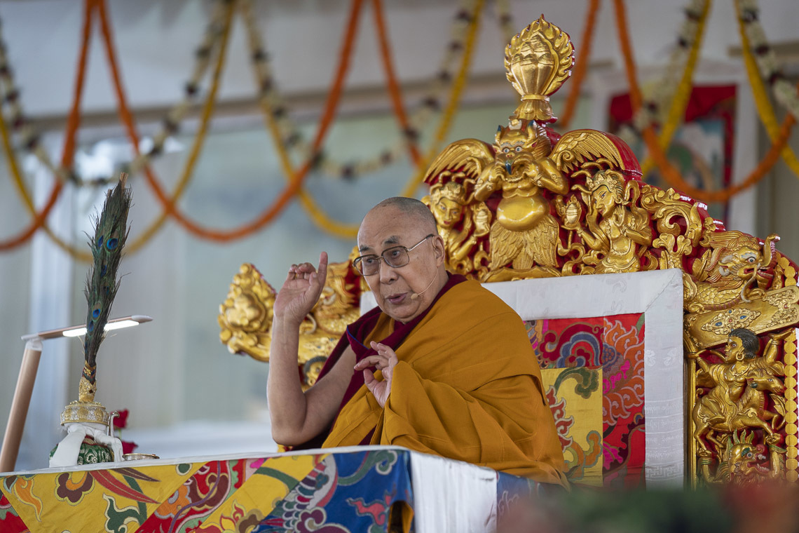 Дээрхийн Гэгээнтэн Далай Лам "Манзушрийн номын аймаг"-ийн даган соёрхол хүртээж байгаа нь. Энэтхэг, Бихар, Бодьгаяа. 2018.12.28. Гэрэл зургийг Лувсан Цэрин.