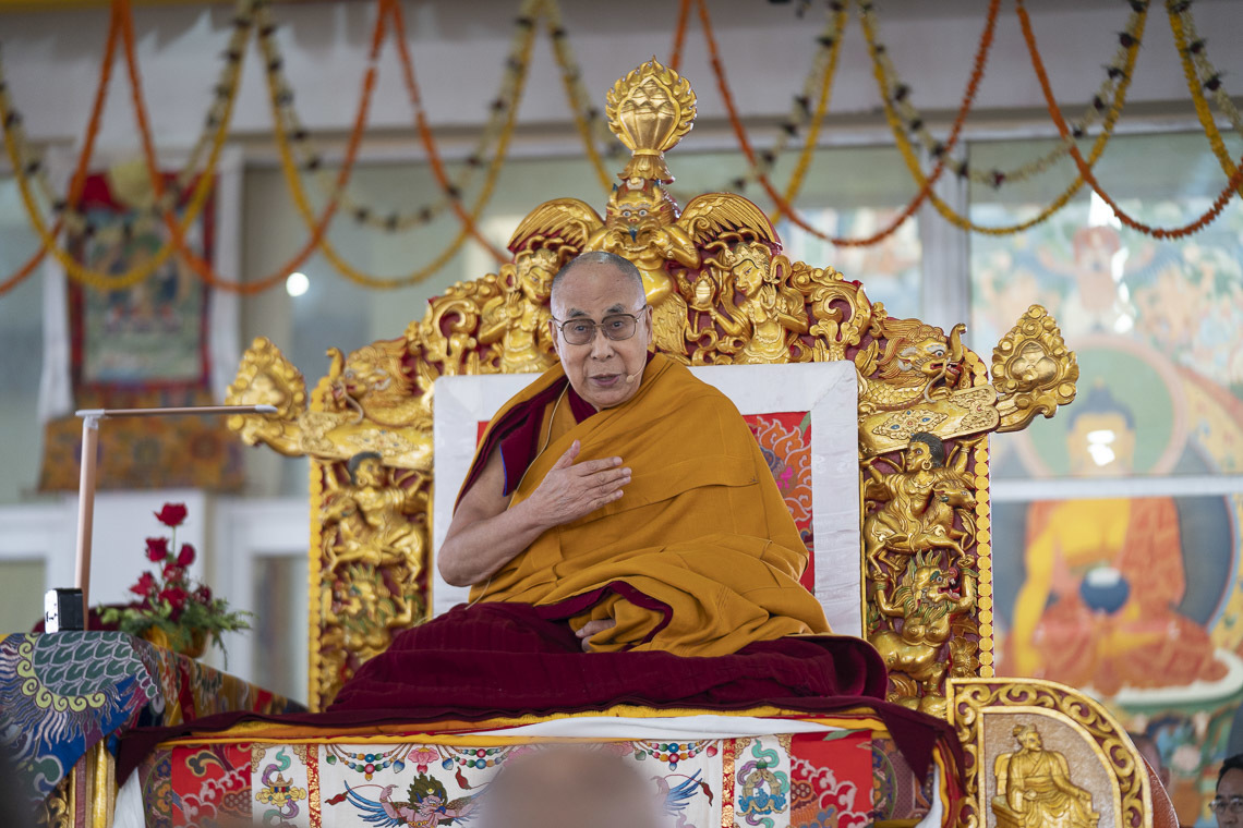 Дээрхийн Гэгээнтэн Далай Лам 16,000 гаруй хүмүүст айлдвар айлдаж байгаа нь. Энэтхэг, Бихар, Бодьгаяа. 2018.12.30. Гэрэл зургийг Лувсан Цэрин.