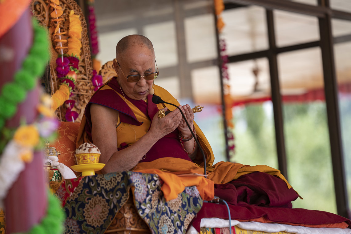 Дээрхийн Гэгээнтэн Далай Лам авшиг хүртээх бэлтгэл зан үйл үйлдэж байгаа нь. Энэтхэг, ЖК, Ладак, Лех. 2018.07.31. Гэрэл зургийг Тэнзин Чойжор