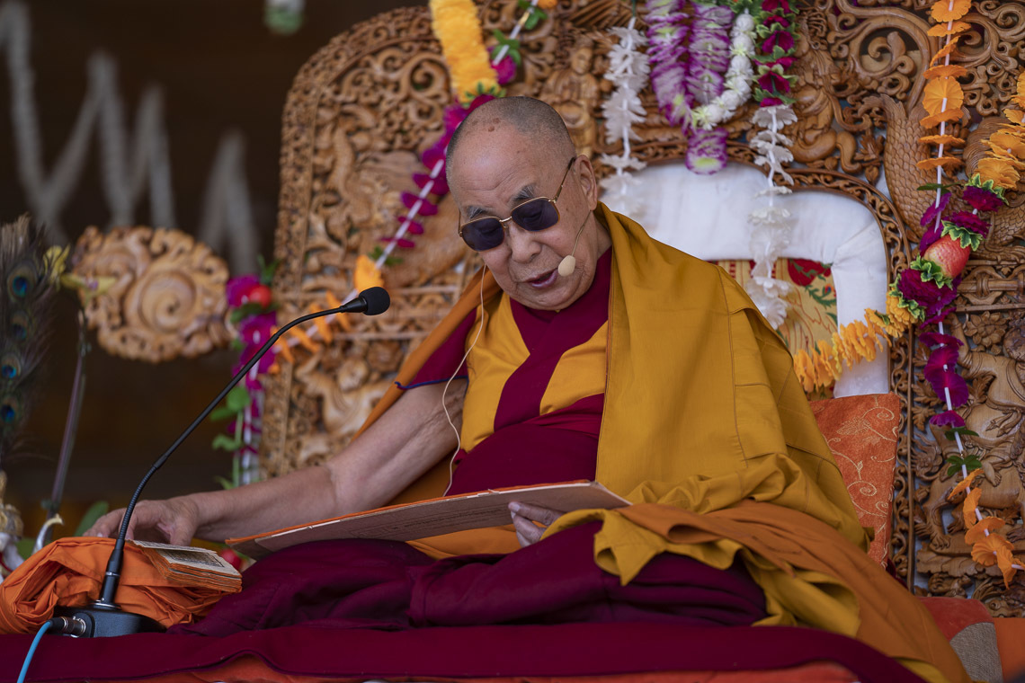 Дээрхийн Гэгээнтэн Далай Лам "Бодьсадвын явдалд орохуй"-г тайлбарлан айлдаж байгаа нь. Энэтхэг, ЖК, Ладак, Лех. 2018.07.31. Гэрэл зургийг Тэнзин Чойжор