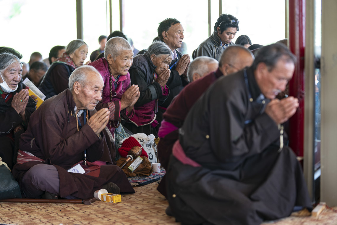 Сүсэгтнүүд Дээрхийн Гэгээнтэн Далай Ламаас бодьсадвын санваар хүртэж байгаа нь. Энэтхэг, ЖК, Ладак, Лех. 2018.07.31. Гэрэл зургийг Тэнзин Чойжор