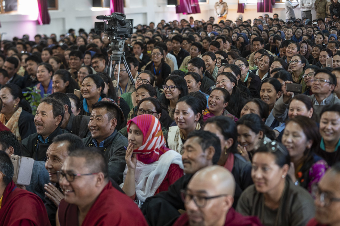 1500 гаруй багш ажилчид, оюутнууд Дээрхийн Гэгээнтэн Далай Ламын айлдварыг сонсож байгаа нь. Энэтхэг, ЖК, Ладак, Лех. 2018.08.02. Гэрэл зургийг Тэнзин Чойжор