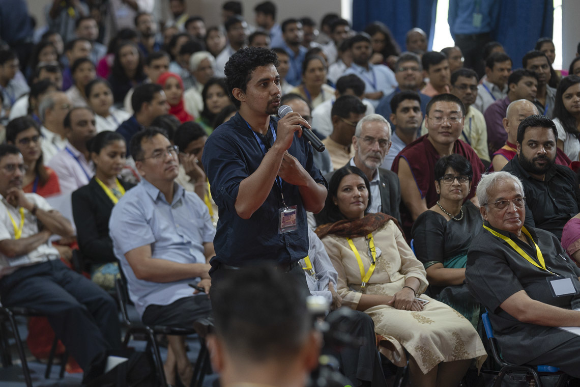 Дээрхийн Гэгээнтэн Далай Ламаас асуулт асууж байгаа нь. Энэтхэг, Гоа, Санкелим. 2018.08.08. Гэрэл зургийг Тэнзин Чойжор