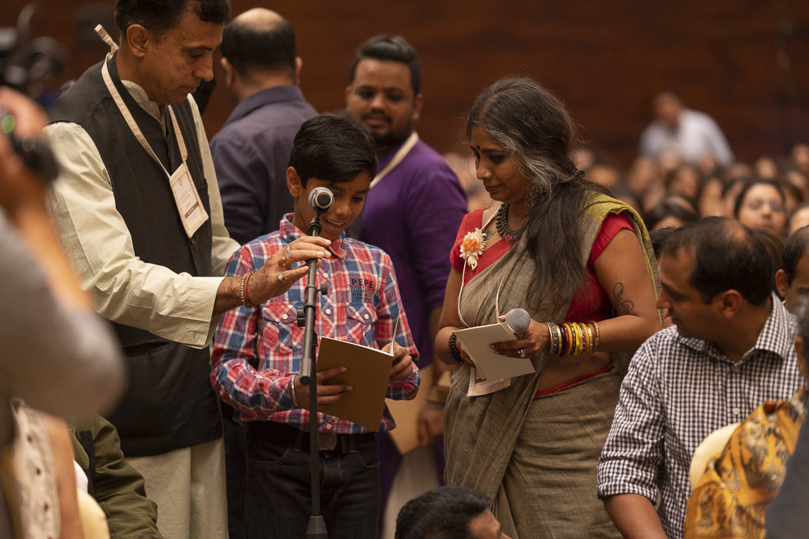 Дээрхийн Гэгээнтэн Далай Ламаас асуулт асууж байгаа хүү. Энэтхэг, Карнатака, Бангалор. 2018.8.11. Гэрэл зургийг Тэнзин Чойжор