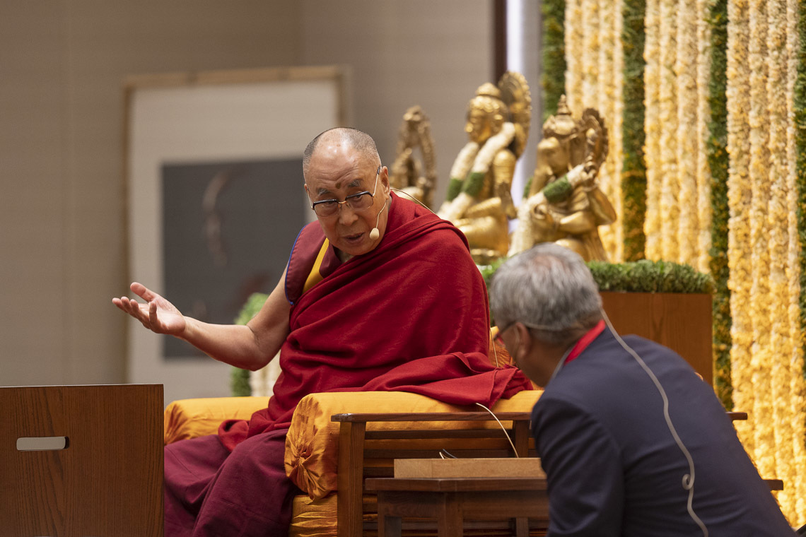 Дээрхийн Гэгээнтэн Далай Лам Видяалокед илтгэл тавиж байгаа нь. Энэтхэг, Карнатака, Бангалор. 2018.08.12. Гэрэл зургийг Тэнзин Чойжор