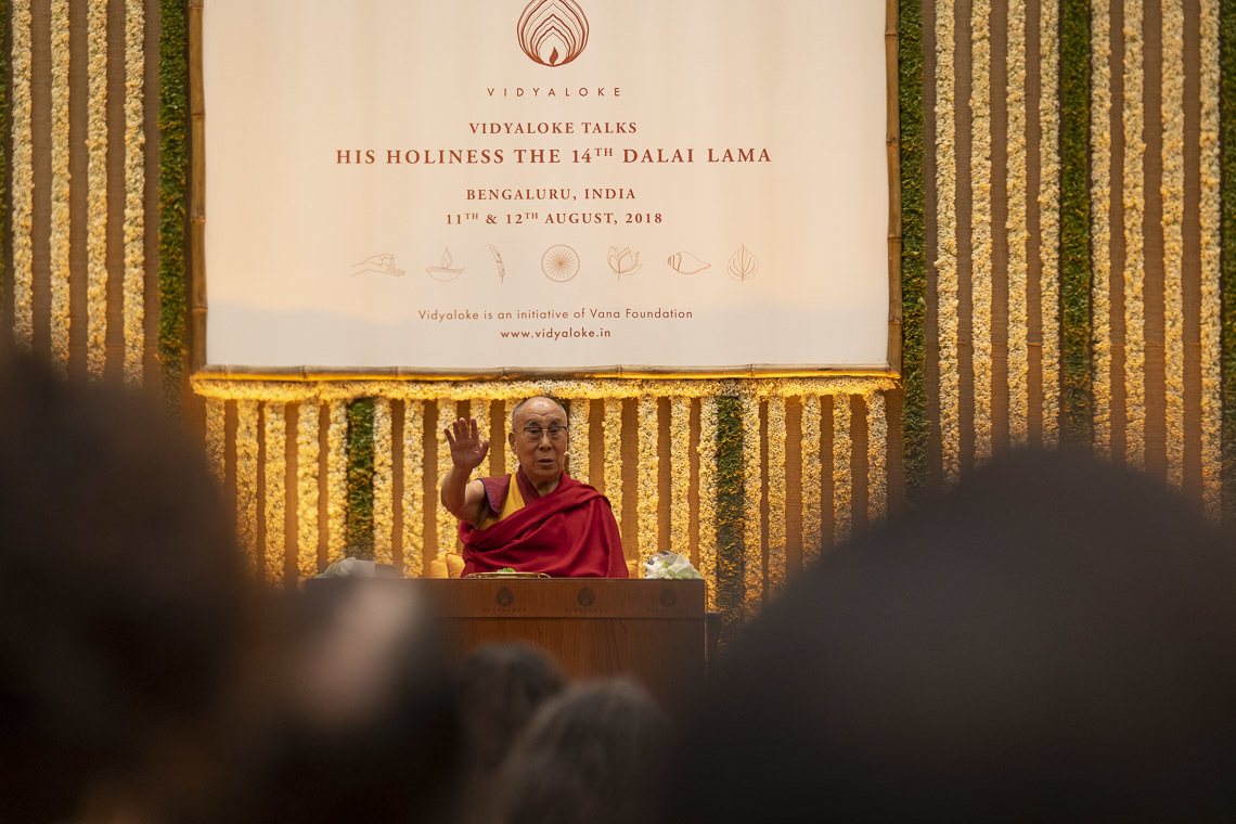 Дээрхийн Гэгээнтэн Далай Лам Видяалокед үг хэлж байгаа нь. Энэтхэг, Карнатака, Бангалор. 2018.08.12. Гэрэл зургийг Тэнзин Чойжор
