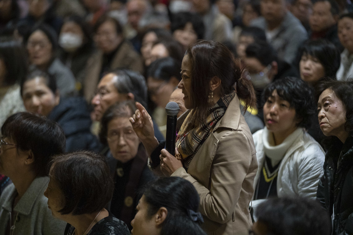 Фукуока хотод зохион байгуулагдса уулзалтын үеэр хүмүүс Дээрхийн Гэгээнтнээс асуулт асуув. Япон, Фукуока. 2018.11.22. Гэрэл зургийг Тэнзин Чойжор.