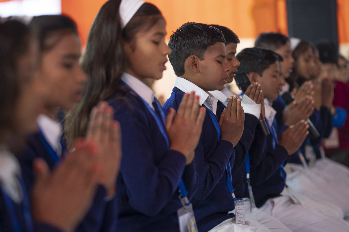 Сургуулийн дүрэмт хувцастай хүүхдүүд Мангала судрыг пали хэлээр уншиж байгаа нь. Энэтхэг, УП, Санкиса. 2018.12.03. Гэрэл зургийг Лувсан Цэрин.