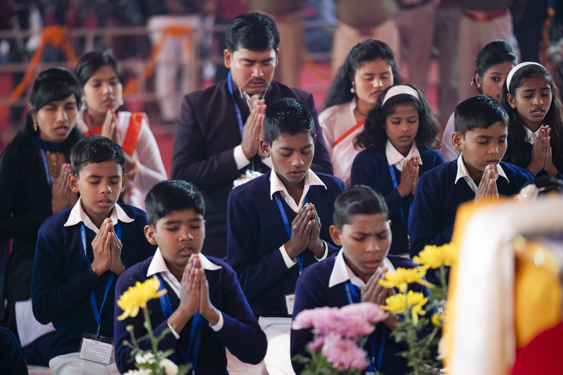 Сургуулийн сурагч хүүхдүүд Мангала судрыг пали хэлээр уншиж байгаа нь. Энэтхэг, УП, Санкиса. 2018.12.04. Гэрэл зургийг Лувсан Цэрин.