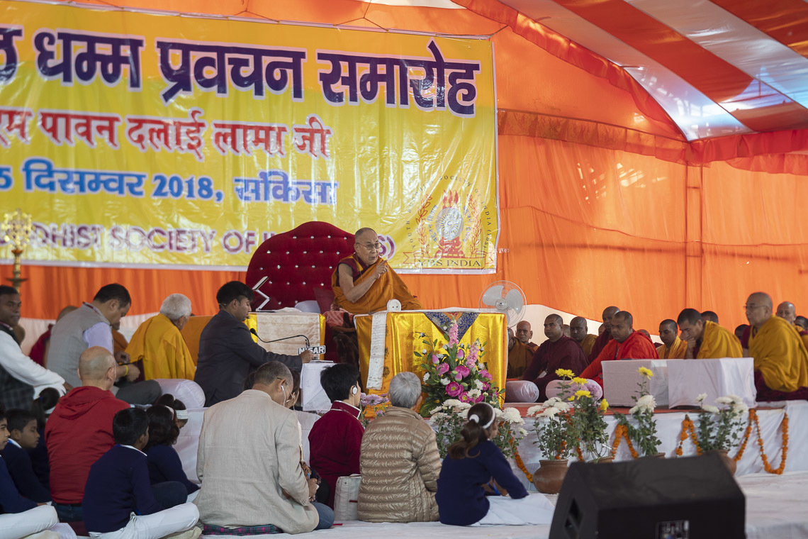 Дээрхийн Гэгээнтэн Далай Лам Санкиса дахь номын айлдварын сүүлийн өдөр. Энэтхэг, УП, Санкиса. 2018.12.05. Гэрэл зургийг Лувсан Цэрин.