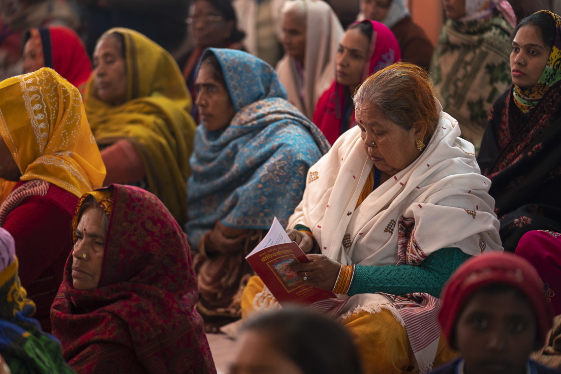 Номын айлдварыг сонсож буй хүмүүс. Энэтхэг, УП, Санкиса. 2018.12.05. Гэрэл зургийг Лувсан Цэрин.