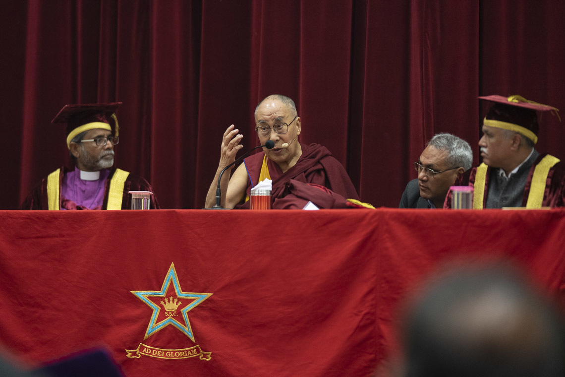 Дээрхийн Гэгээнтэн Далай Лам гэгээн Стефений коллежид үг хэлж байгаа нь. Энэтхэг, Шинэ Дели. 2018.12.07. Гэрэл зургийг Лувсан Цэрин.