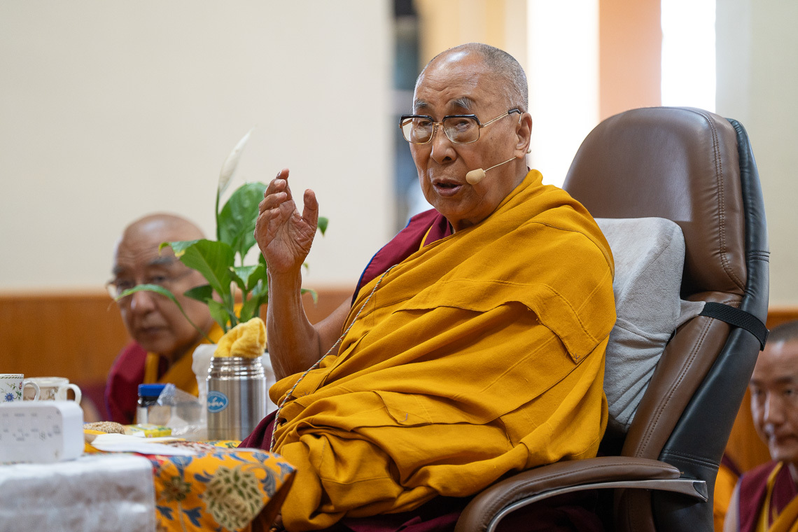 Дээрхийн гэгээн Далай лам Зүглэгхан дуганд маань хөгжөөх үеэр цугласан олонд хандаж сургаал  айлдаж байгаа нь... Энэтхэг,  Химачал Прадеш, Дарамсала. 2024 оны 5 дугаар сарын 11. Зургийг Дэнзин Чойжир.