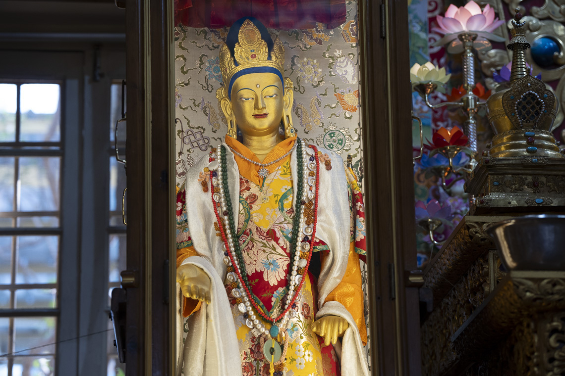 Маани хөгжөөх хурлын үеэр Кийронгийн зуу хэмээх Арьяабал бурхны зандан дүрийг Зүглэгхан сүмд залсан нь... Энэтхэг, Дарамсала. 2024 оны 5 дугаар сарын 11. Зургийг Дэнзин Чойжир.