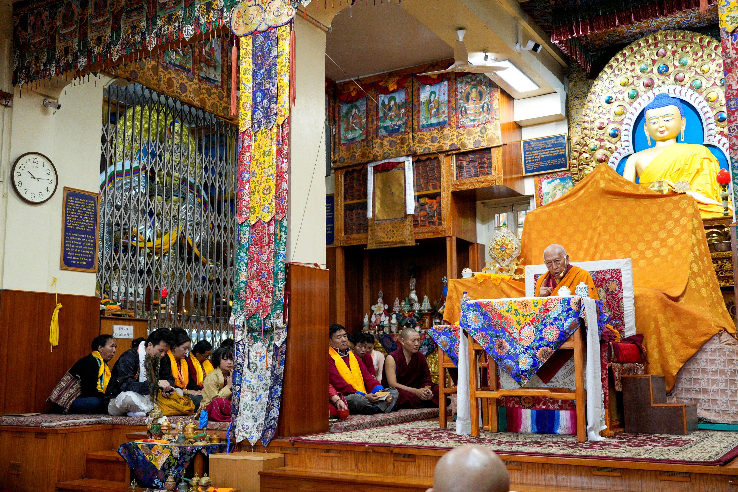 Зураг. Профессор Самдон ринбүүчи Намжал дацангийн Зүглэгхан дуганд ном айлдаж буй нь... Энэтхэг, Химачал Прадеш, Дарамсала. 2024 оны 9 дүгээр сарын 6. Гэрэл зургийг Лобсанг Цэринг.