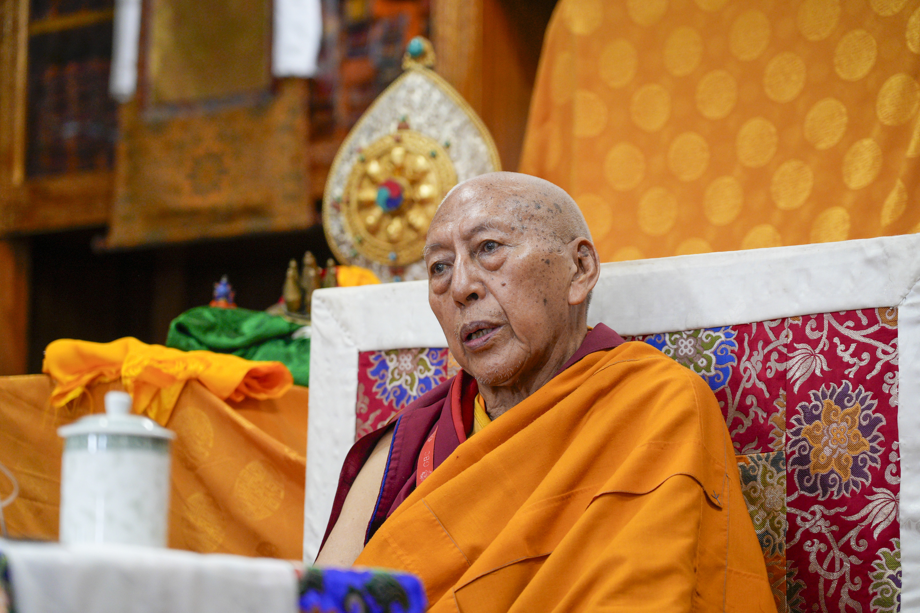 Зураг. Самдон ринбүүчи Намжал дацангийн Зүглэгхан дуганд цугласан сүсэгтэн олонд ном айлдаж буй нь... Энэтхэг, Химачал Прадеш, Дарамсала хот. 2024 оны 9 дүгээр сарын 6. Гэрэл зургийг Лувсан Цэрин.