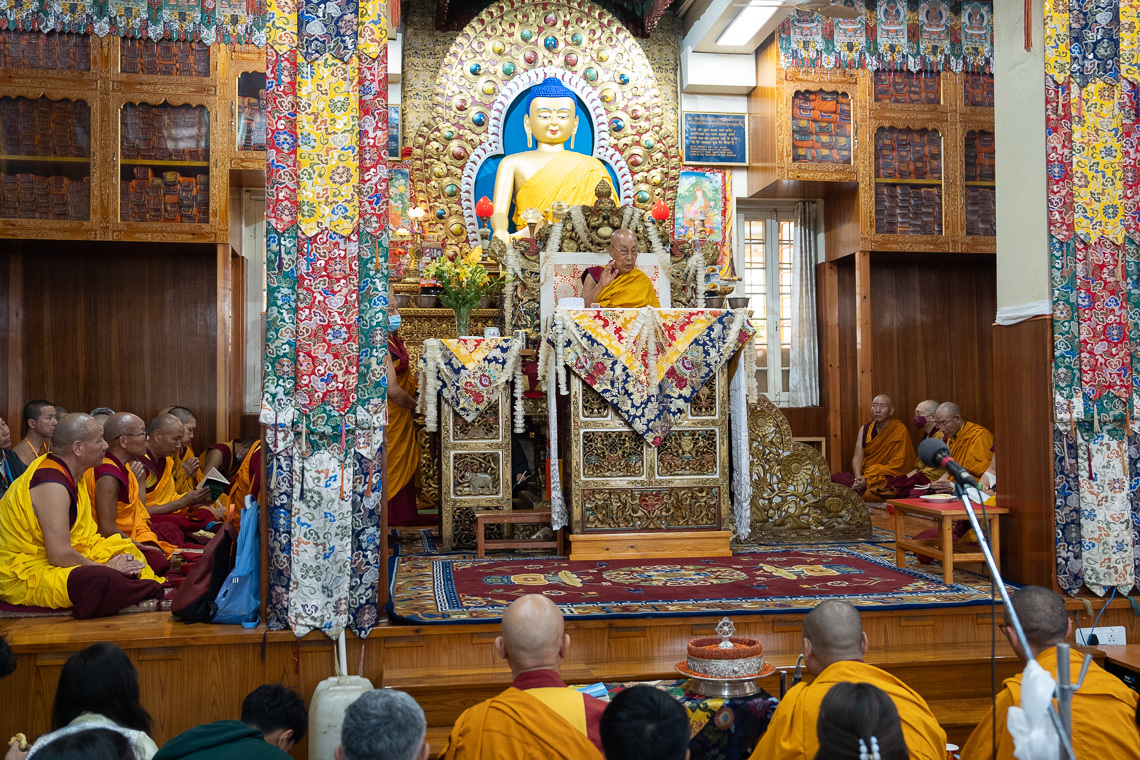 Зураг. . Дээрхийн гэгээн төвөд залууст зориулсан номын айлдварынхаа хоёр дахь өдөр “Дундад мөрийн түлхүүр” хэмээх өөрийнхөө зохиосон номын тухай тайлбарлаж буй нь... Энэтхэг,  Химачал Прадеш, Дарамсала. 2024 оны 6 дугаар сарын 4. Зургийг Дэнзин Чойжир