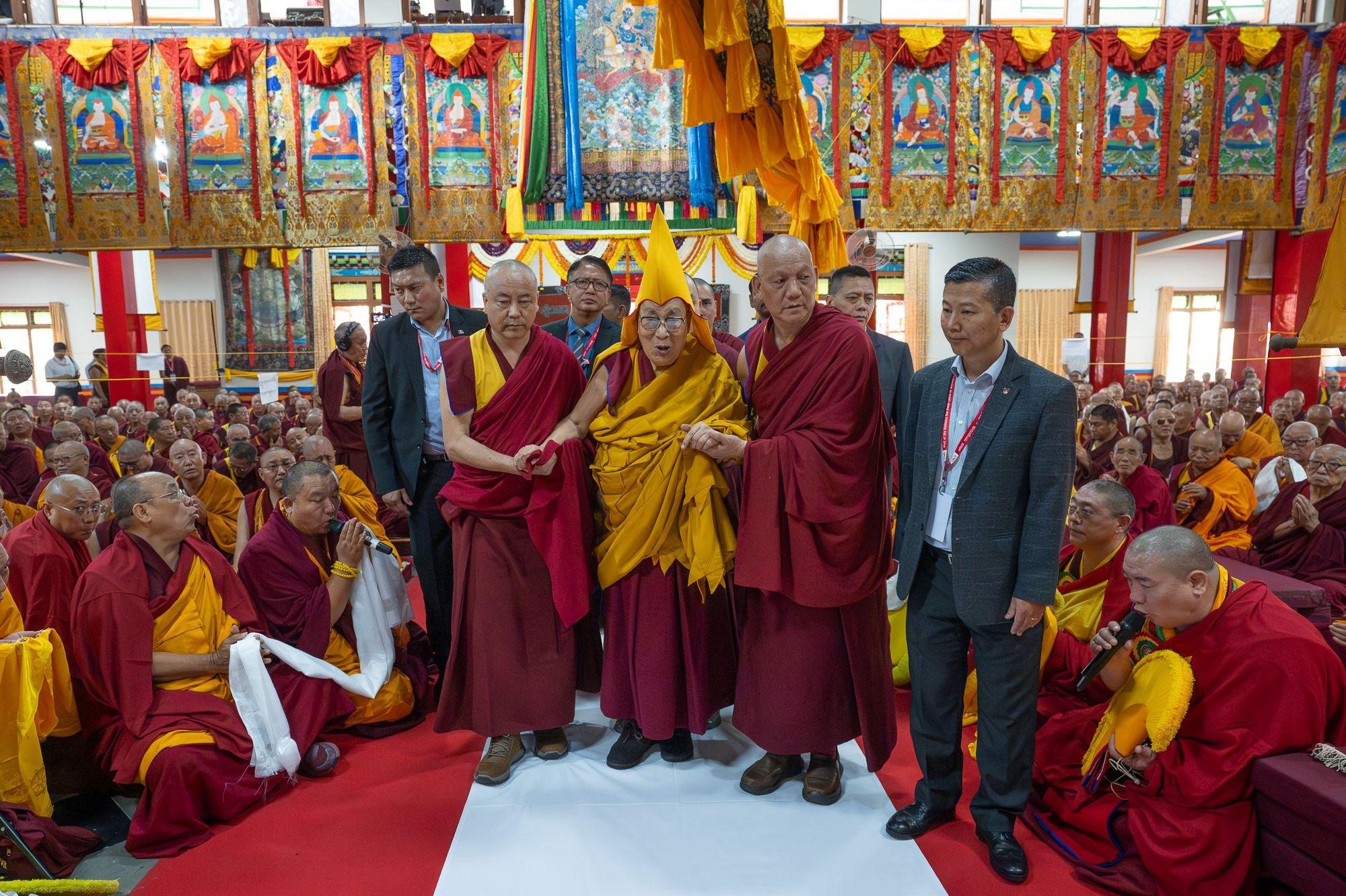 Дээрхийн гэгээн Далай лам Бэрээвэн Лачи болон Рато хийдүүдээс түүнд зориулсан Бат оршил өргөх ёслолд оролцохоор хурлын танхимд морилон ирж байгаа нь. Энэтхэг, Карнатака, Мунггод. 2025 оны 12-р сарын 24. Зургийг: Вэн Замлин Норов