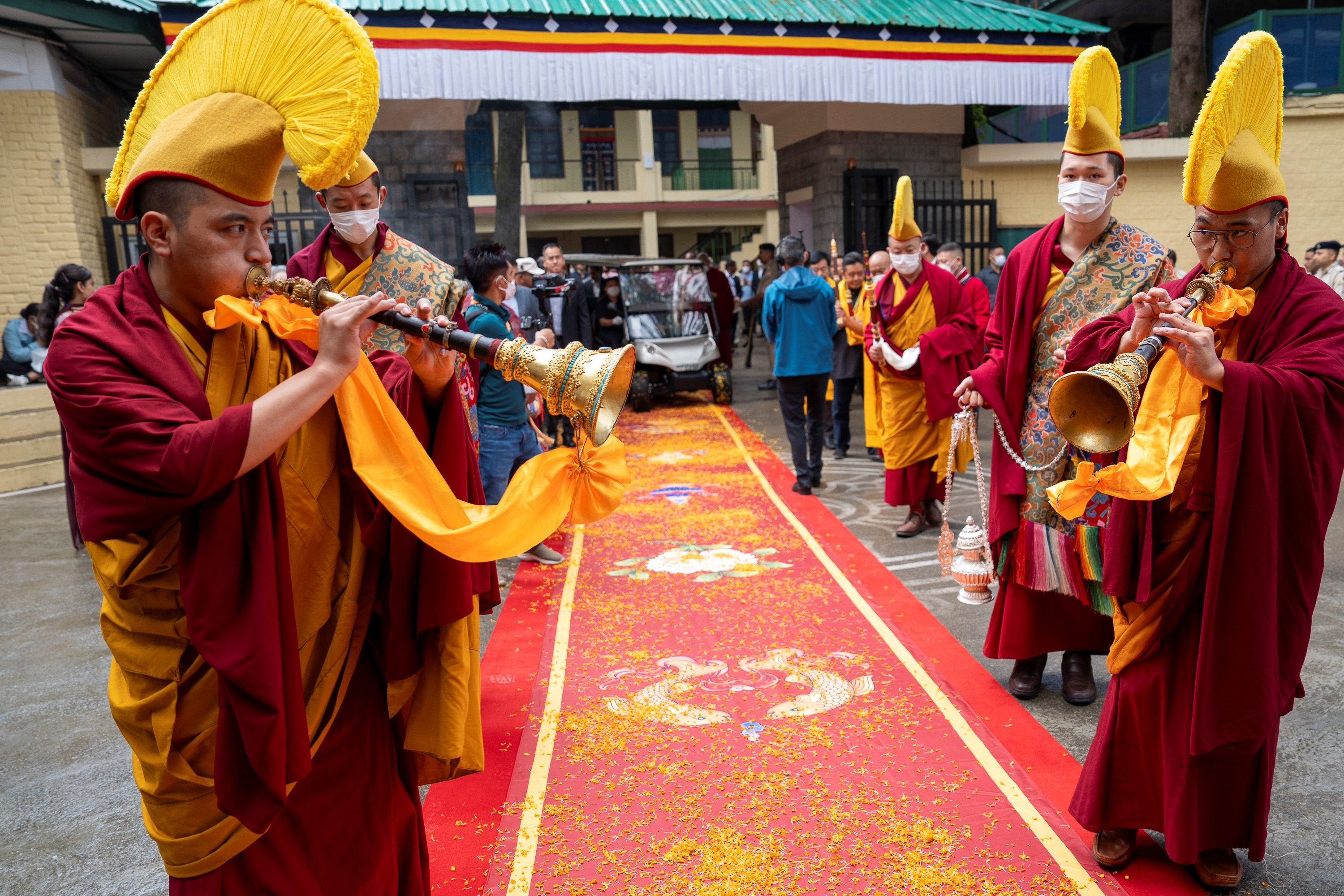 Зураг. Дээрхийн гэгээн Далай лам Аруначал Прадеш мужийн мөнпа үндэстнүүдээс өргөж буй бат оршилд оролцохоор Намжал дацангийн Зүглэгхан дуганы гадна талбайд гольфын машинаар морилж буй нь... Энэтхэг, Химачал Прадеш, Дарамсала. 2024 оны 9 дүгээр сарын 7. Гэрэл зургийг Дэнзин Чойжир.