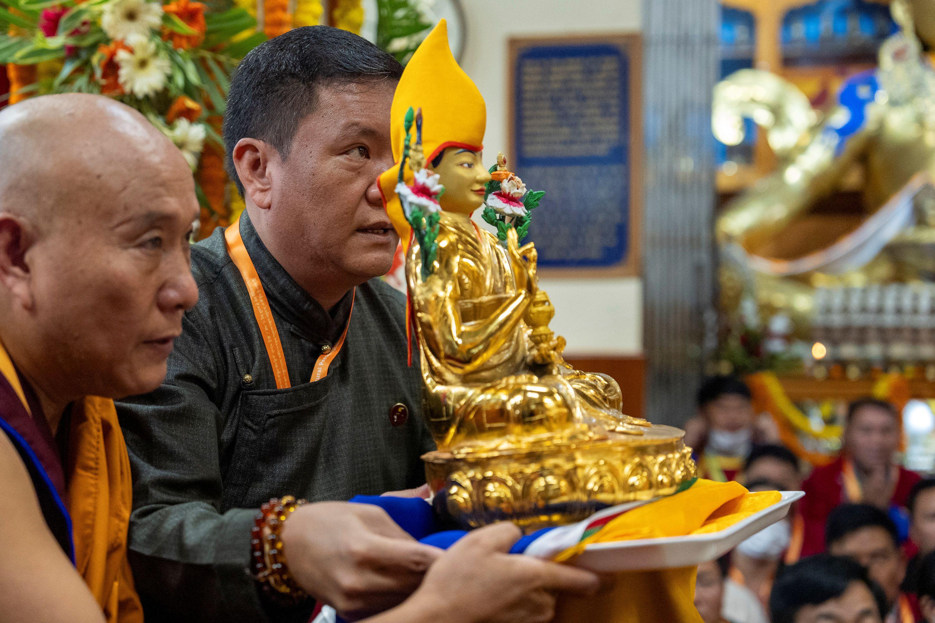 Зураг. Намжал дацангийн Зүглэгхан дуганд болсон бат оршил өргөх  ёслолын үеэр Аруначал Прадеш мужийн тэргүүн сайд Пема Ханду Дээрхийн гэгээн Далай ламд Зонхова багшийн шүтээн дүрийг өргөж буй нь... Энэтхэг, Дарамсала. 2024 оны 9-р сарын 7-ны өдөр Гэрэл зургийг Дэнзин Чойжир.