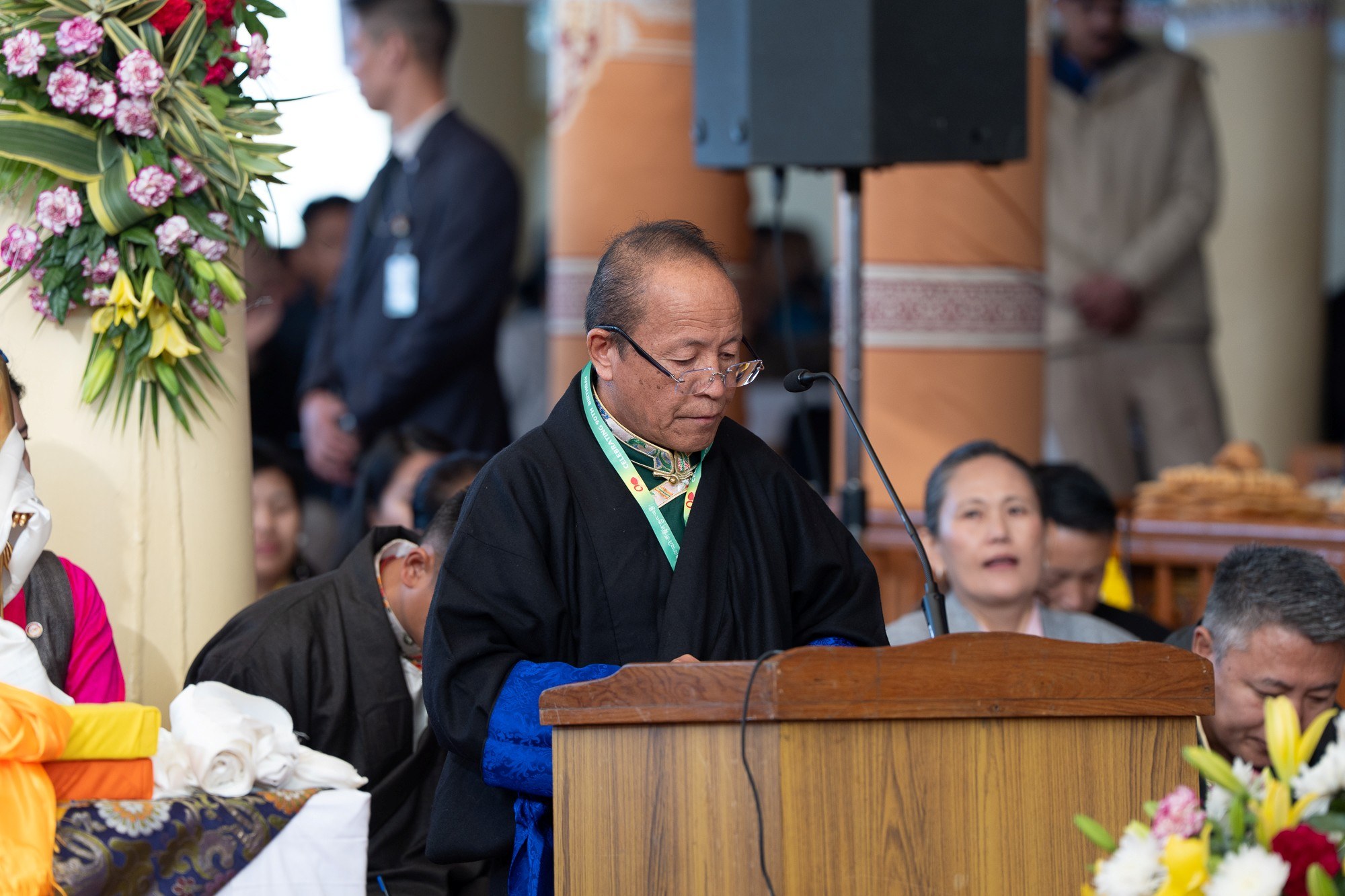 Төвөдийн гол хийдийн талбайд Дээрхийн гэгээн Далай лам Төвөдийн шашин ба төрийн удирдлагыг хүлээн авсны 75 жилийн ойг тэмдэглэх ёслолын арга хэмжээний төгсгөлд Кашагийн нарийн бичгийн дарга бөгөөд Төв Готоны зохион байгуулах хорооны дарга Цэгьял Чукья Драньи талархлын үг хэлж байгаа нь. 2025.11.17. Энэтхэг, Х.П., Дарамсала Зургийг: Тензин Чойжор.