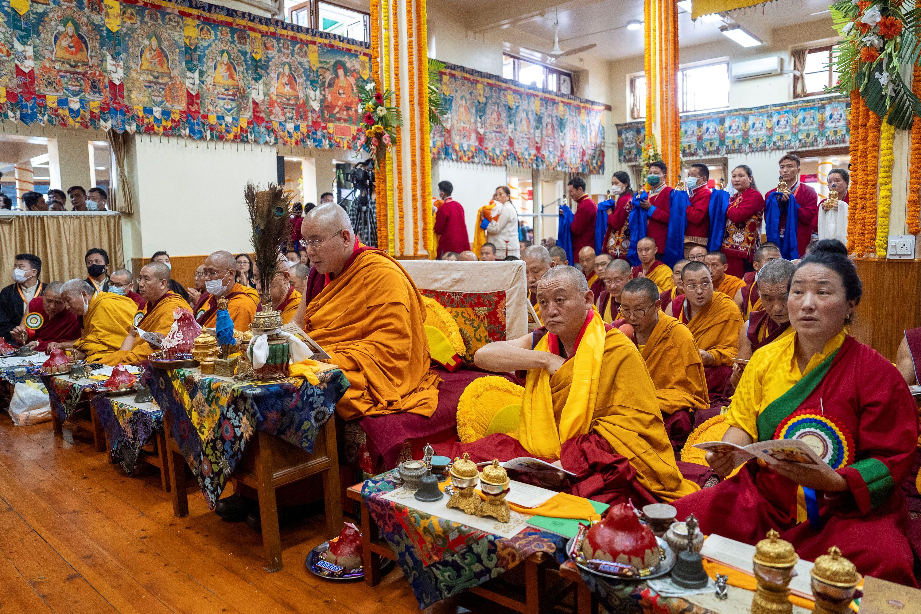 Зураг. Аруначал Прадеш мужийн Мөнпа нийгэмлэгээс Дээрхийн гэгээн Далай ламд өргөж буй бат оршлыг Линг ринбүүчи удирдаж буй нь... Энэтхэг, Химачал Прадеш, Дарамсала. 2024 оны 9 дүгээр сарын 7. Гэрэл зургийг Дэнзин Чойжир.