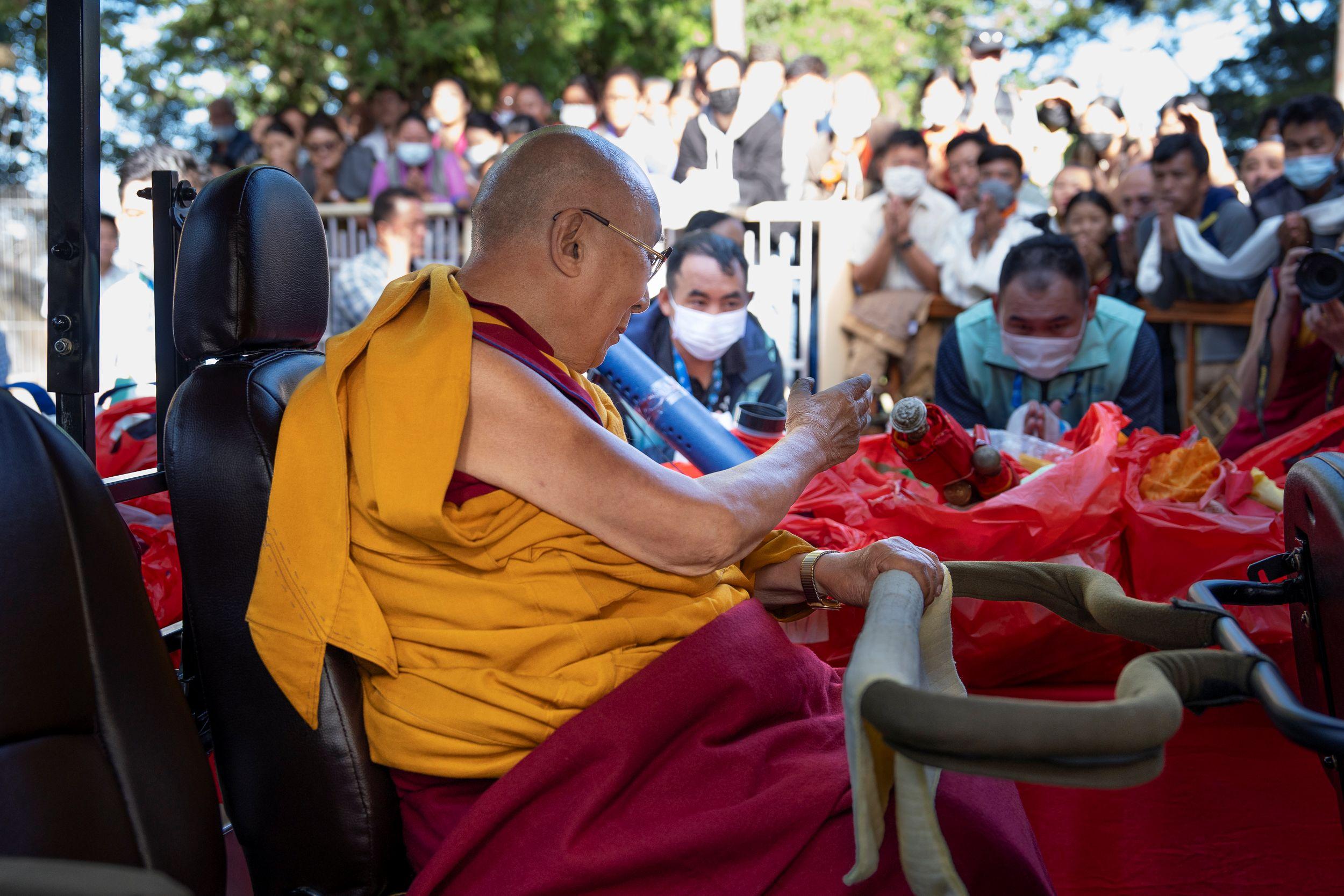 Зураг. Дээрхийн гэгээн Далай лам зүүн өмнөд азийн буддистуудад номын айлдвар айлдахаар өргөөнөөсөө Намжал дацангийн Зүглэгхан дуган руу гольфын тэргээр явж байх нь... Энэтхэг, Химачал Прадеш муж, Дарамсала хот. 2024 оны 9 дүгээр сарын 12. Гэрэл зургийг Дэнзин Чойжир.