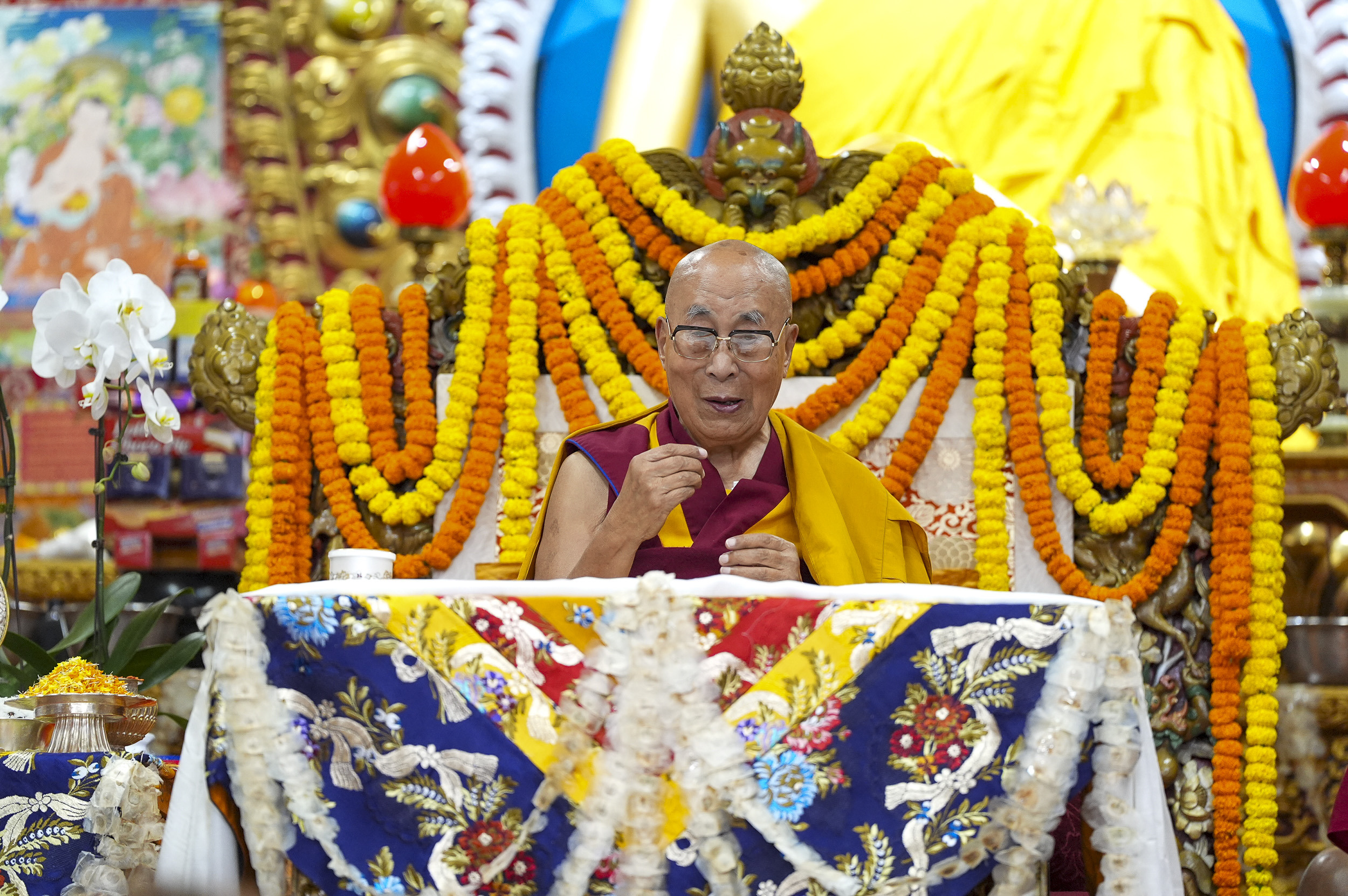 Зураг. Намжал дацангийн Зүглэгхан дуганд болсон Дээрхийн гэгээн Далай ламд бат оршил өргөх ёслолын үеэр... Энэтхэг,  Химачал Прадеш муж, Дарамсала хот. 2024 оны 9 дүгээр сарын 18.  Гэрэл зургийг Дэнзин Чойжир.