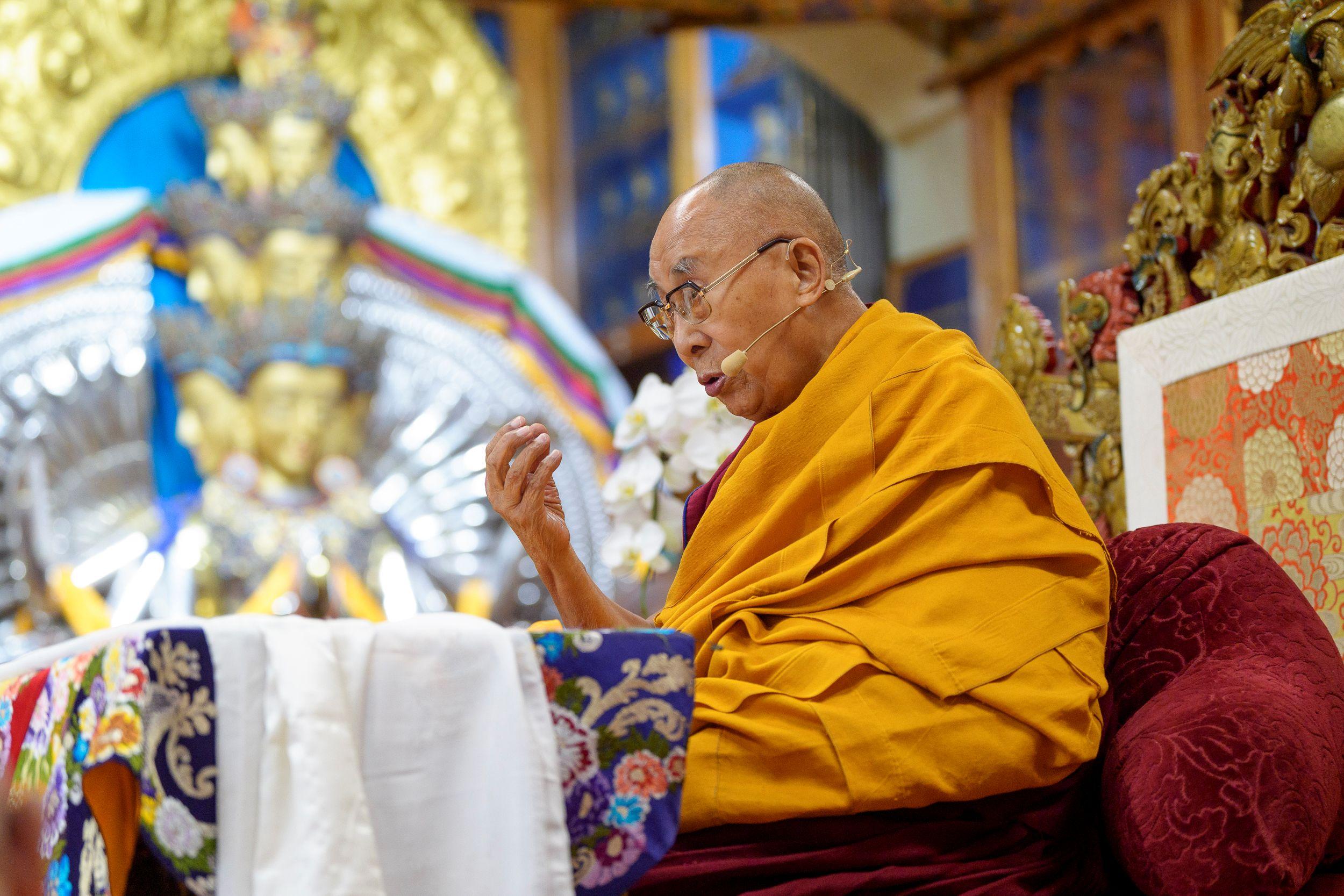 Зураг. Дээрхийн гэгээн Далай лам Намжал дацангийн Зүглэгхан дуганд сүсэгтэн олонд хандан ном айлдаж буй нь... Энэтхэг, Химачал Прадеш муж, Дарамсала хот. 2024 оны 9 дүгээр сарын 30. Гэрэл зургийг Дэнзин Чойжир.