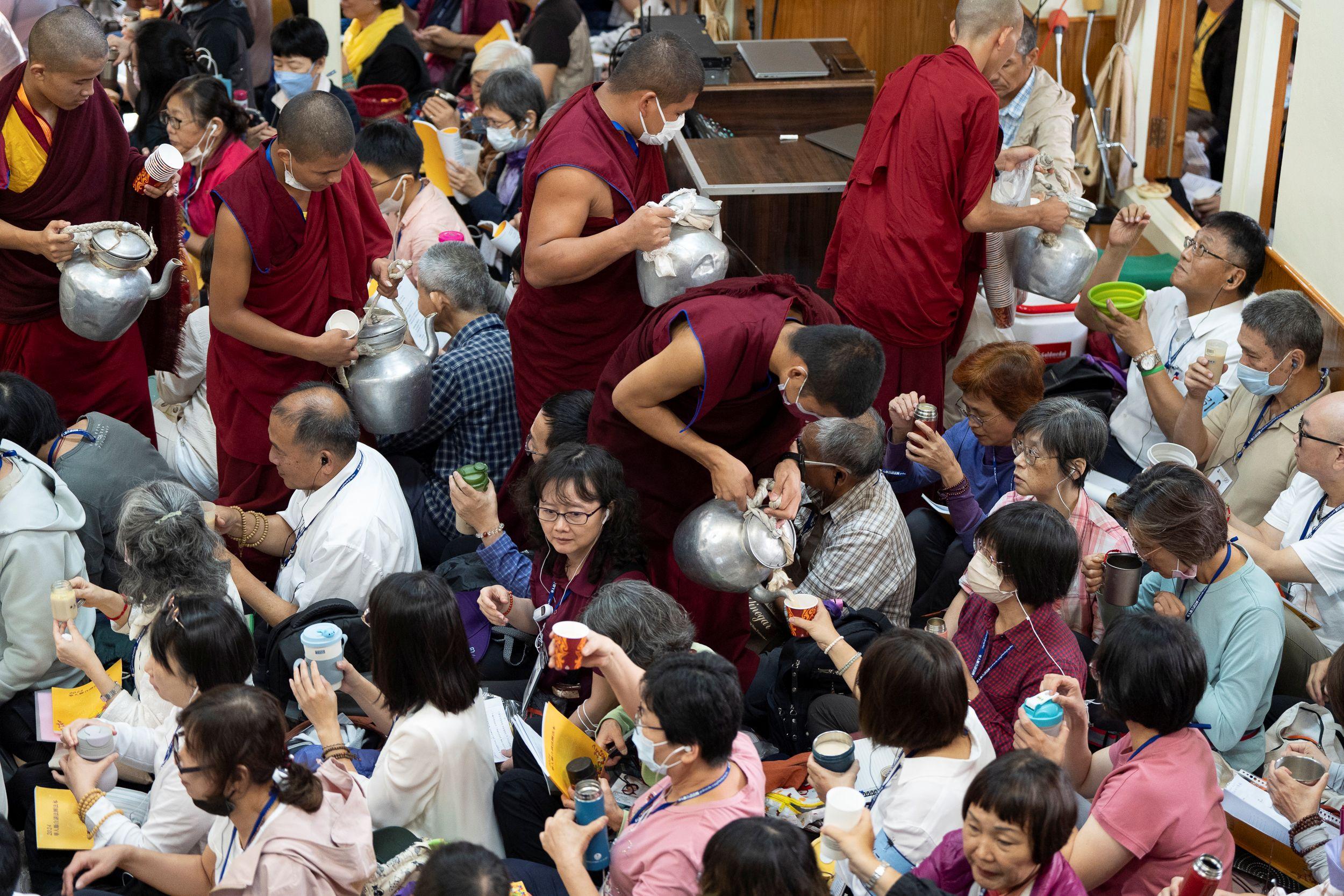 Зураг. Намжал дацангийн Зүглэгхан дуганд Дээрхийн гэгээн Далай ламын айлдварын завсарлагаар сүсэгтэн олонд манз, цав түгээж буй нь... Энэтхэг, Химачал Прадеш муж, Дарамсала хот. 2024 оны 9 дүгээр сарын 30. Гэрэл зургийг Дэнзин Чойжир.