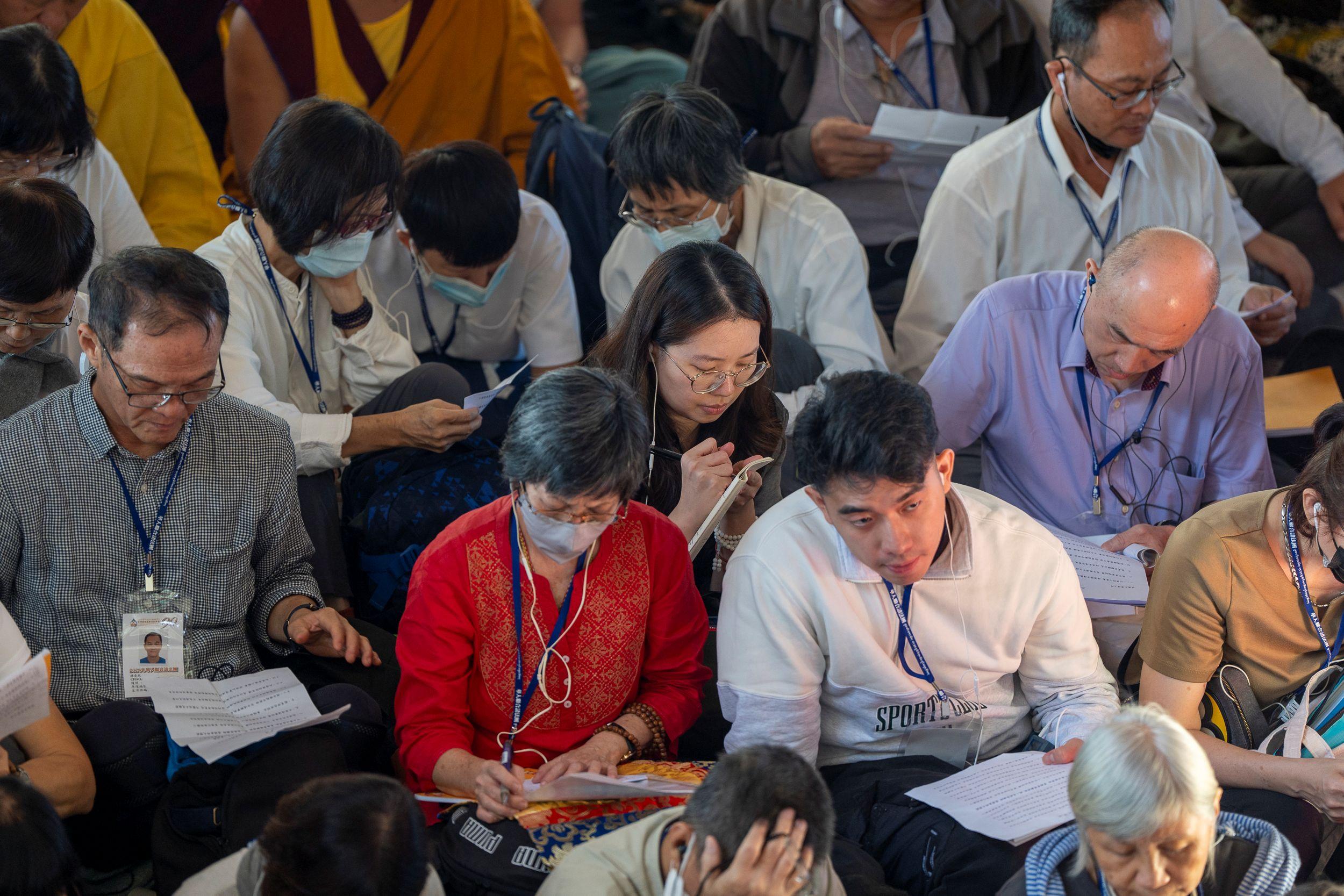 Зураг. Намжал дацангийн Зүглэгхан дуганд болсон Дээрхийн гэгээн Далай ламын айлдварын үеэр Тайванийн сүсэгтнүүд тэмдэглэл хөтөлж буй нь... Энэтхэг, Химачал Прадеш муж, Дарамсала хот. 2024 оны 9 дүгээр сарын 30. Гэрэл зургийг Дэнзин Чойжир.