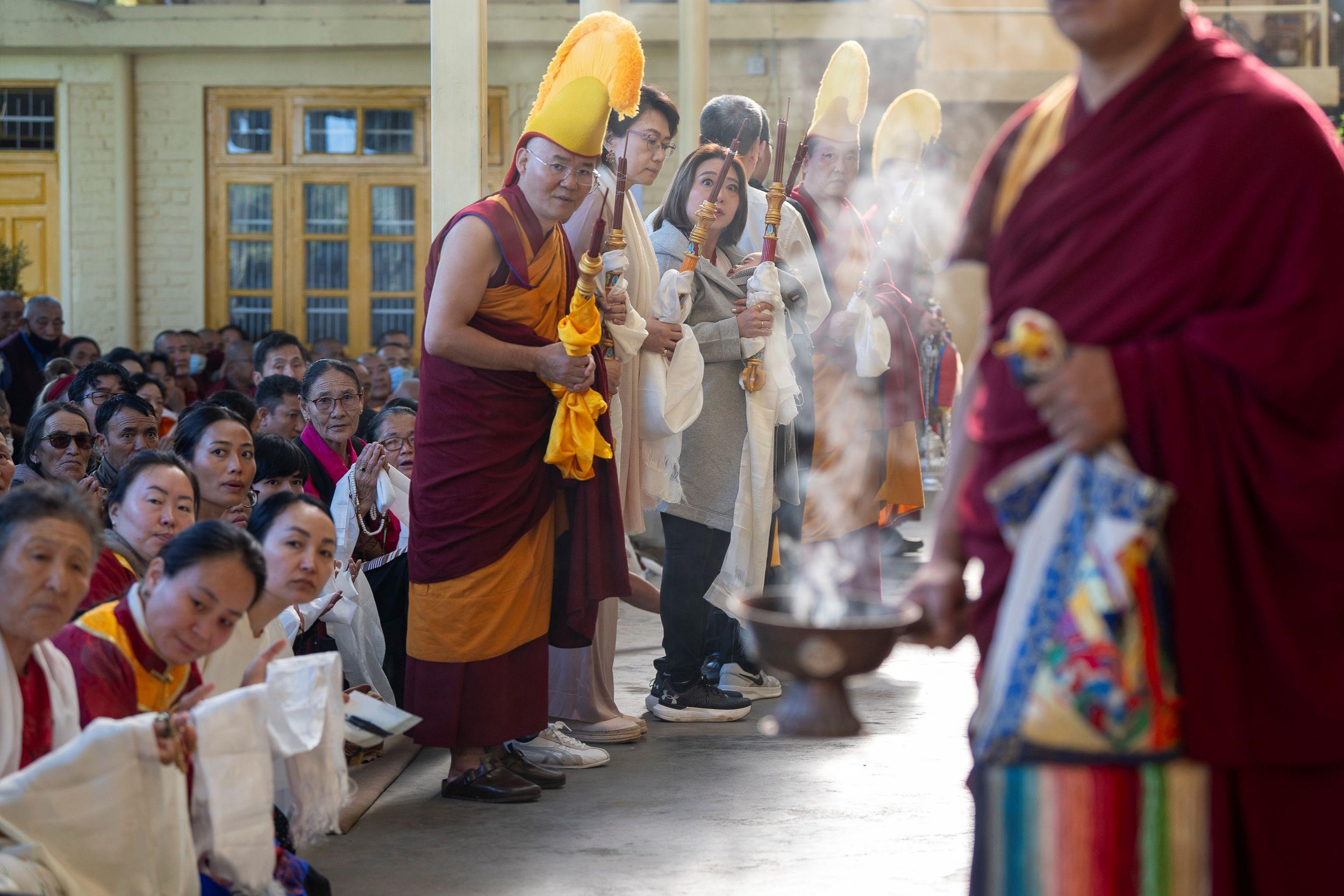 Зураг. Тайванийн сүсэгтнүүдийн төлөөлөл, өнөөдрийн хурлыг дааж буй өглөгийн эзэд Дээрхийн гэгээн Далай ламыг угтан авахаар зэхэж буй нь... Энэтхэг, Химачал Прадеш, Дарамсала. 2024 оны 10 дугаар сарын 1. Гэрэл зургийг Дэнзин Чойжир.