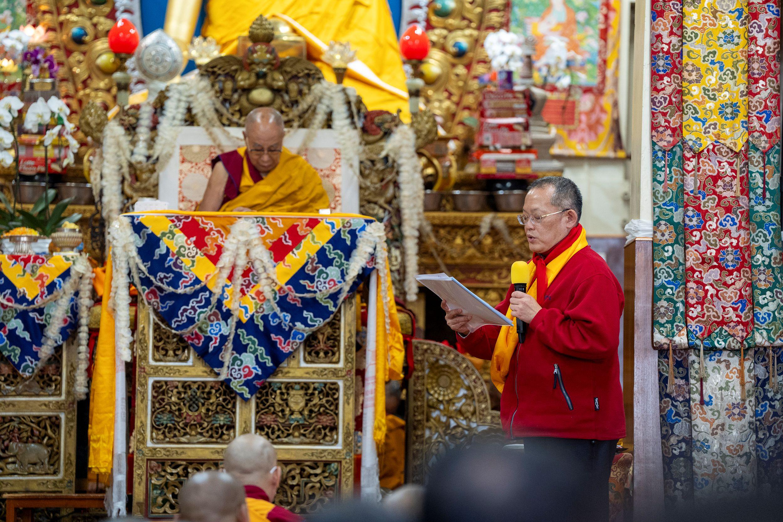 Зураг. Тайванийн Төвөдийн буддын шашны олон улсын холбооны ерөнхийлөгч Ху Мао Хуа Мин бээр Намжал дацангийн Зүглэгхан дуганд Дээрхийн гэгээн Далай ламд чин сэтгэлийн соёрхол талбиж буй нь... Энэтхэг, Химачал Прадеш муж, Дарамсала хот. 2024 оны 10 дугаар сарын 1. Гэрэл зургийг Дэнзин Чойжир.