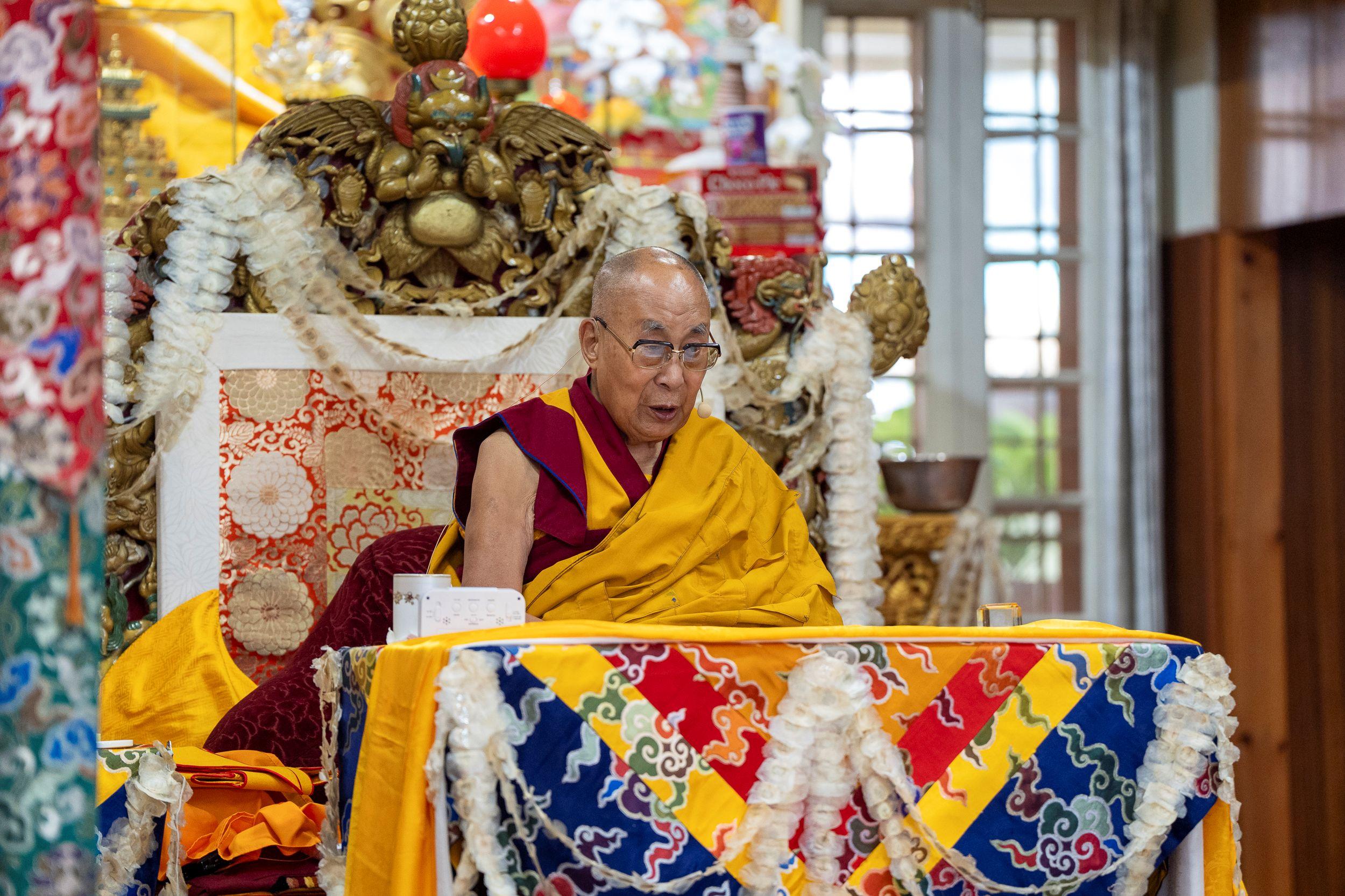 Зураг. Зүглэгхан дуганд болсон бат оршлын үеэр Дээрхийн гэгээн цугласан сүсэгтэн олонд хандан үг айлдаж буй нь... Энэтхэг, Химачал Прадеш муж, Дарамсала хот. 2024 оны 10 дугаар сарын 1. Гэрэл зургийг Дэнзин Чойжир.