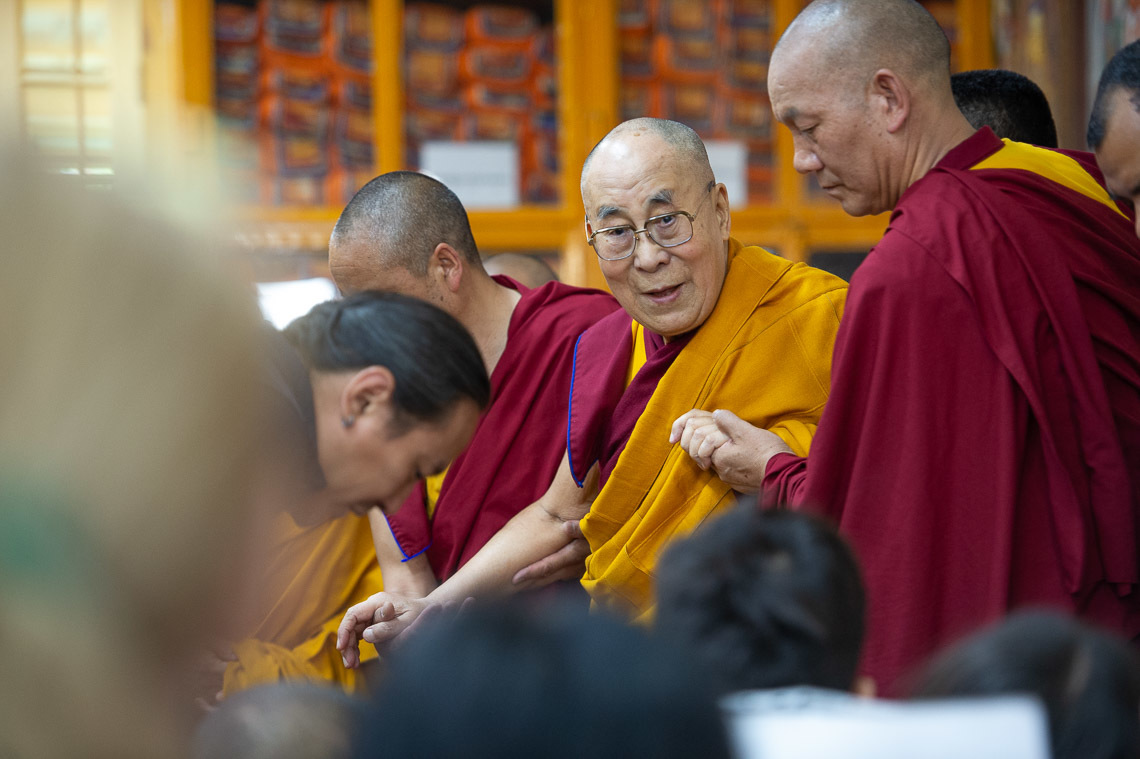 Дээрхийн Гэгээнтэн Далай Лам номын айлдварын хоёр дахь өдөр Зүглаг Хан дуганд морилон ирж байгаа нь. Энэтхэг улс, ХП, Дарамсала. 2019.05.11.  Гэрэл зургийг Лувсан Цэрин.