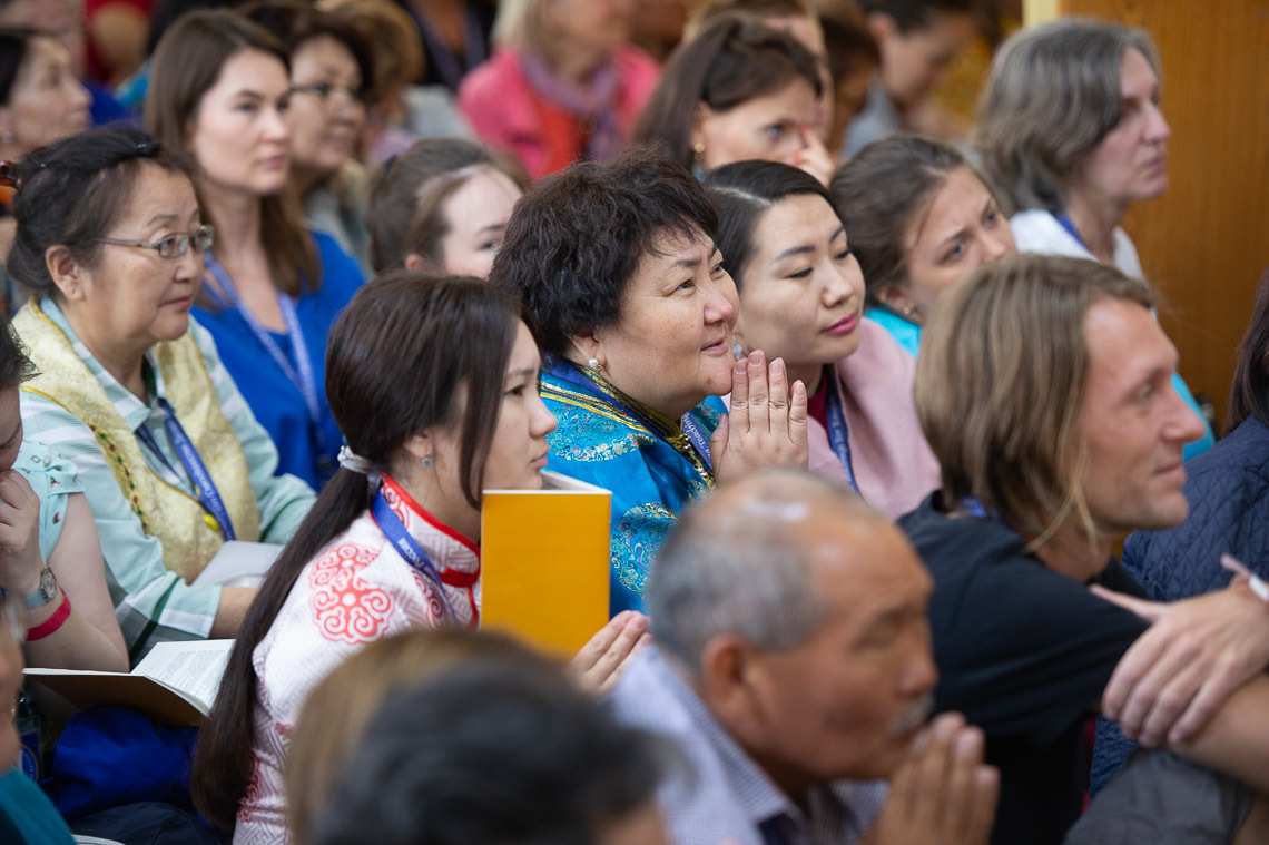 Номын айлдварын хоёр дахь өдөр Дээрхийн Гэгээнтэн Далай Ламын номын айлдварыг анхааралтай сонсож буй хүмүүс. 2019.05.11. Энэтхэг, ХП, Дарамсала. Гэрэл зургийг Лувсан Цэрин.
