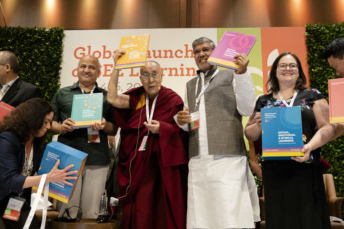 Дээрхийн Гэгээнтэн, Маниш Сисода, Кайлаш Сатярти нар сургалтын хөтөлбөрийн номыг олон нийтэд харуулж байгаа нь. Энэтхэг, Шинэ Дели. 2019.04.05. Гэрэл зургийг Тэнзин Чойжор.