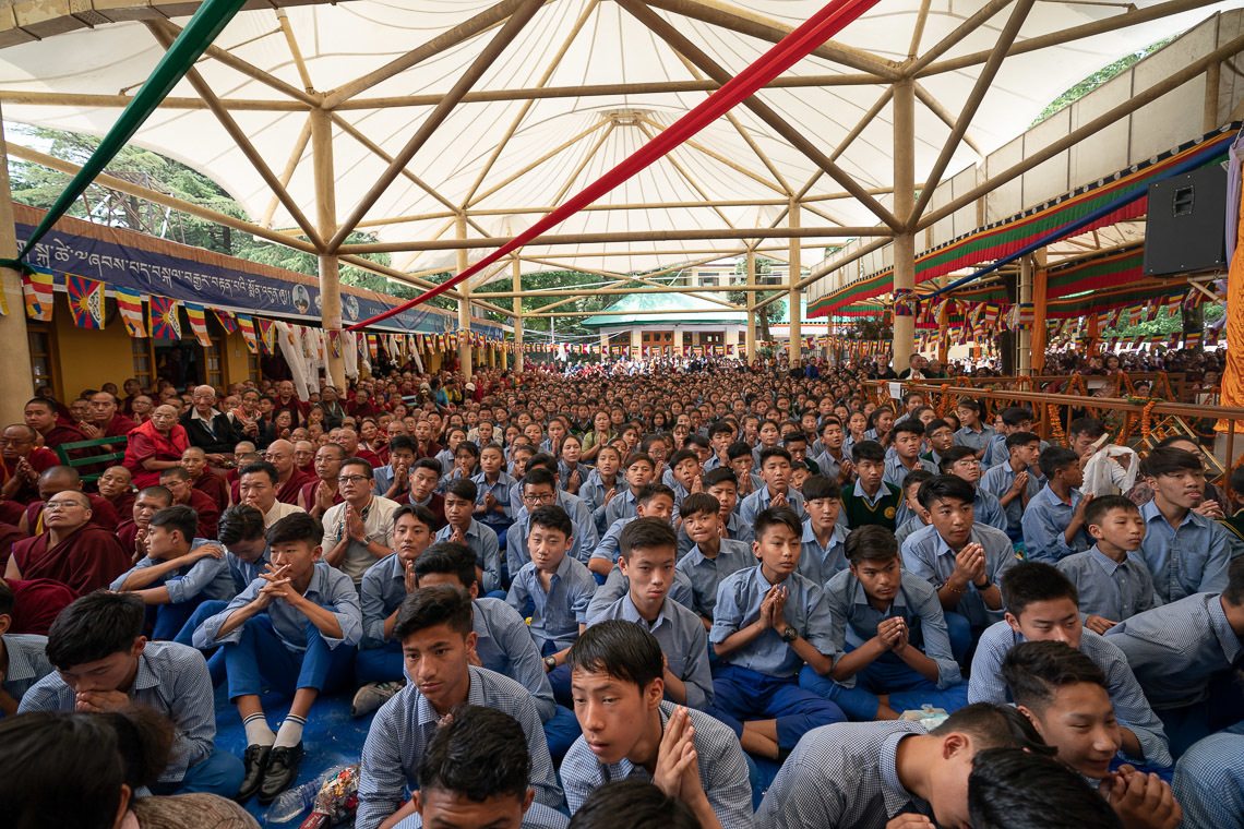 Төвөдийн сурагч хүүхдүүд Бат Оршил өргөх ёслолд оролцож байгаа нь. Энэтхэг, ХП, Дарамсала. 2019.05.17. Гэрэл зургийг Тэнзин Чойжор.