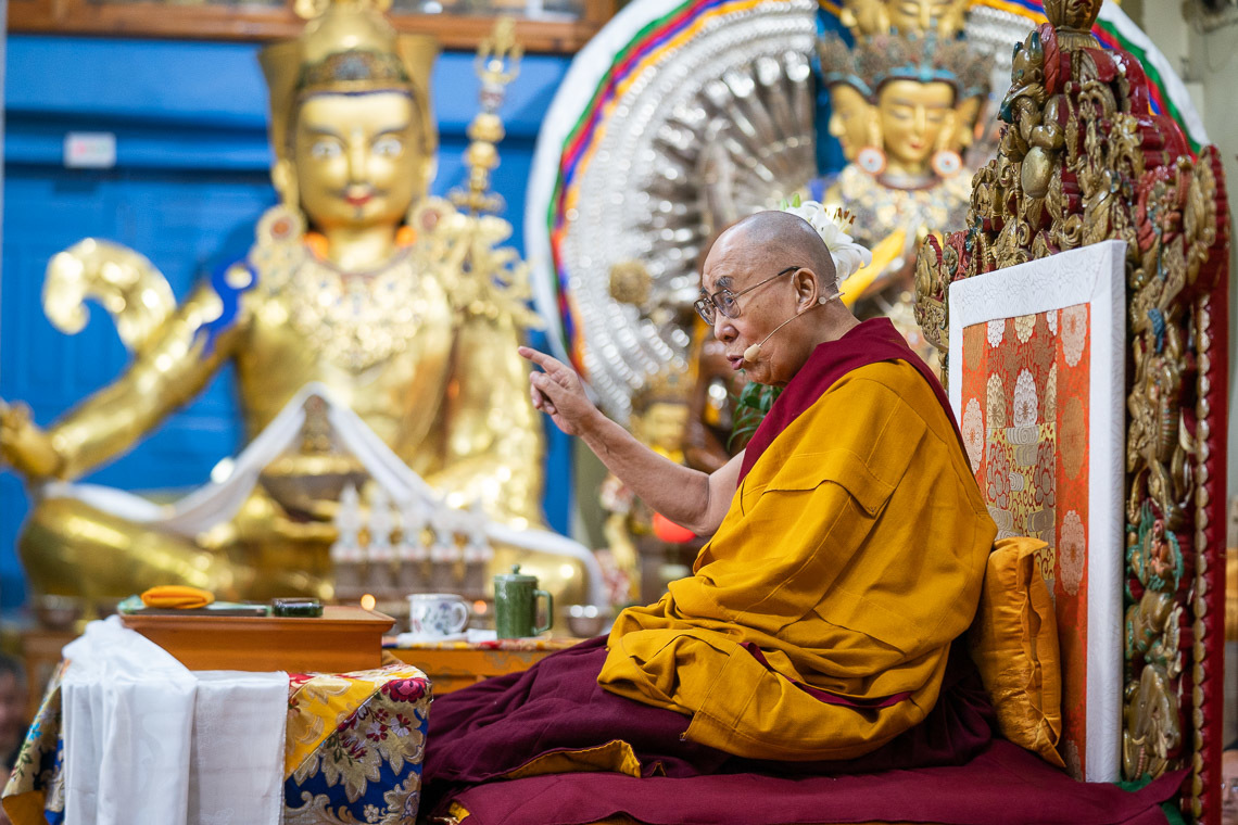 Дээрхийн Гэгээнтэн Далай Лам Төвөдийн залуучуудад хандан номын айлдвар айлдаж байгаа нь. Энэтхэг улс, ХП, Дарамсала. 2019.06.03. Гэрэл зургийг Тэнзин Чойжор.