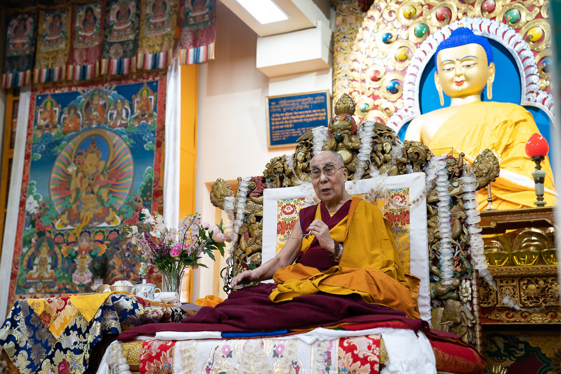 Дээрхийн Гэгээнтэн Далай Лам урт удаан наслахыг бэлэгдсэн бат оршил өргөх ёслолд цугларагсдад хандан айлдвар айлдаж байгаа нь. Энэтхэг, ХП, 2019.07.05. Гэрэл зургийг Тэнзин Чойжор.