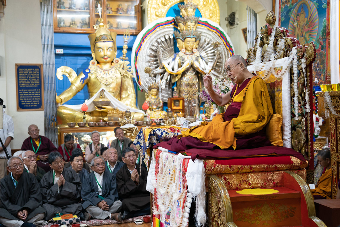 Бат Оршил өргөх ёслол өндөрлөх үеэр Дээрхийн Гэгээнтэн Далай Лам айлдвар айлдаж байгаа нь. Энэтхэг, ХП, 2019.07.05. Гэрэл зургийг Тэнзин Чойжор.   