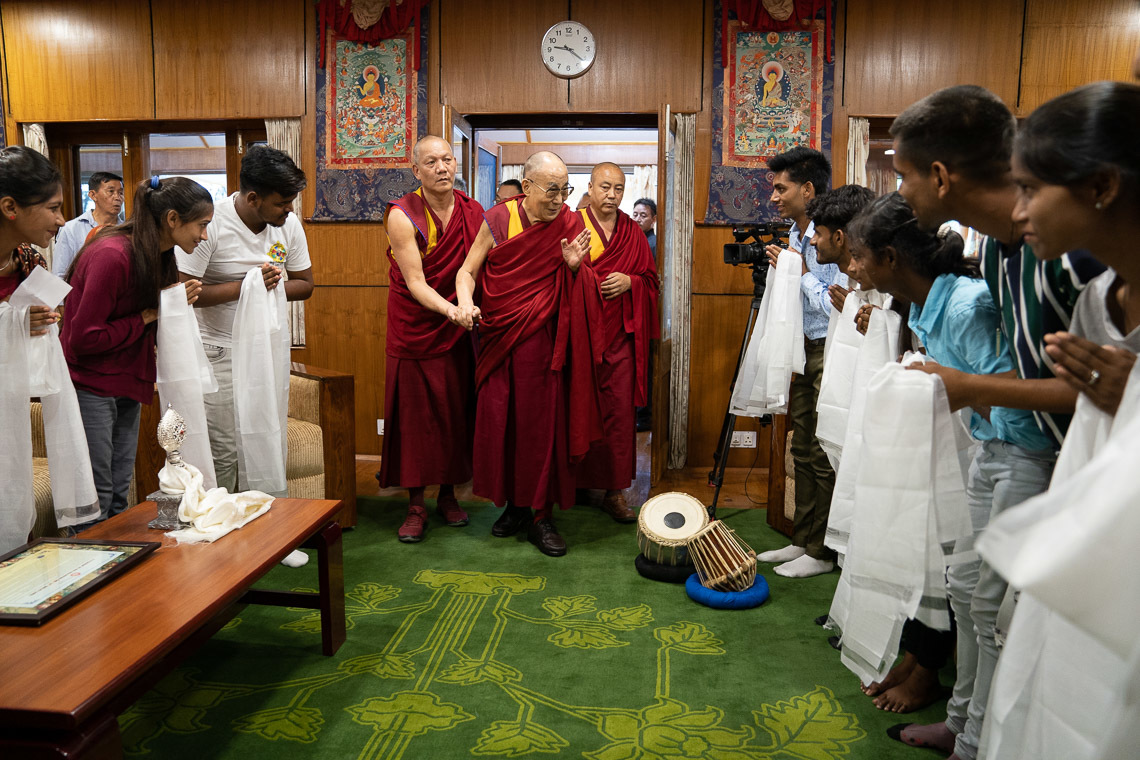 Дээрхийн Гэгээнтэн Далай Лам Тон-лэн нийгэмлэгийн багш, ажилчид, сурагч нартай уулзахаар морилон ирж байгаа нь. Энэтхэг, ХП, Дарамсала. 2019.07.07. Гэрэл зургийг Тэнзин Чойжор.