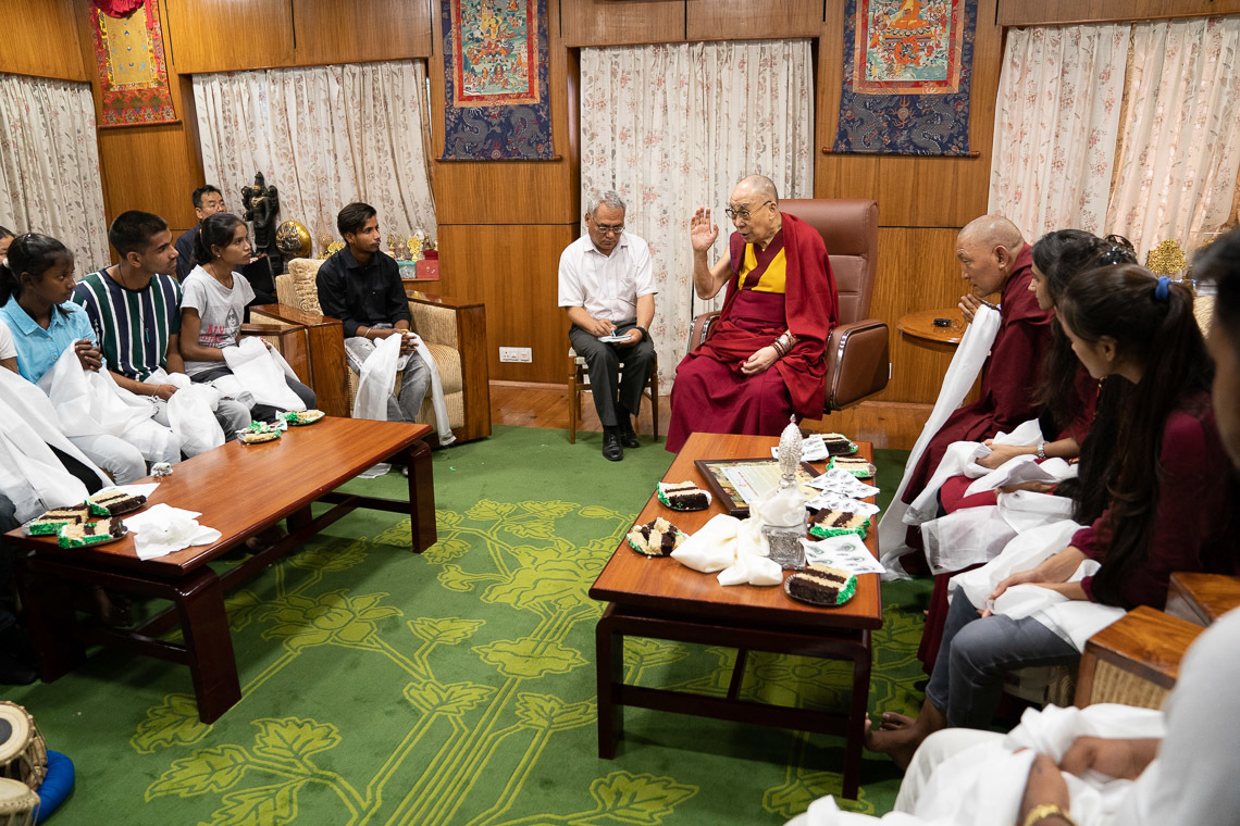 Дээрхийн Гэгээнтэн Далай Лам Тон-лэний багш, сурагч нартай уулзан ярилцаж байгаа нь. Энэтхэг, ХП, Дарамсала. 2019.07.07. Гэрэл зургийг Тэнзин Чойжор.