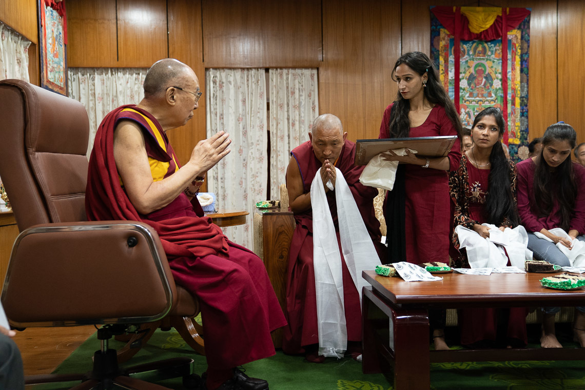 Тон-лэний ахлах сурагч нар Дээрхийн Гэгээнтэн Далай Ламд талархалын бичиг гардуулж байгаа нь. Энэтхэг, ХП, Дарамсала. 2019.07.07. Гэрэл зургийг Тэнзин Чойжор.